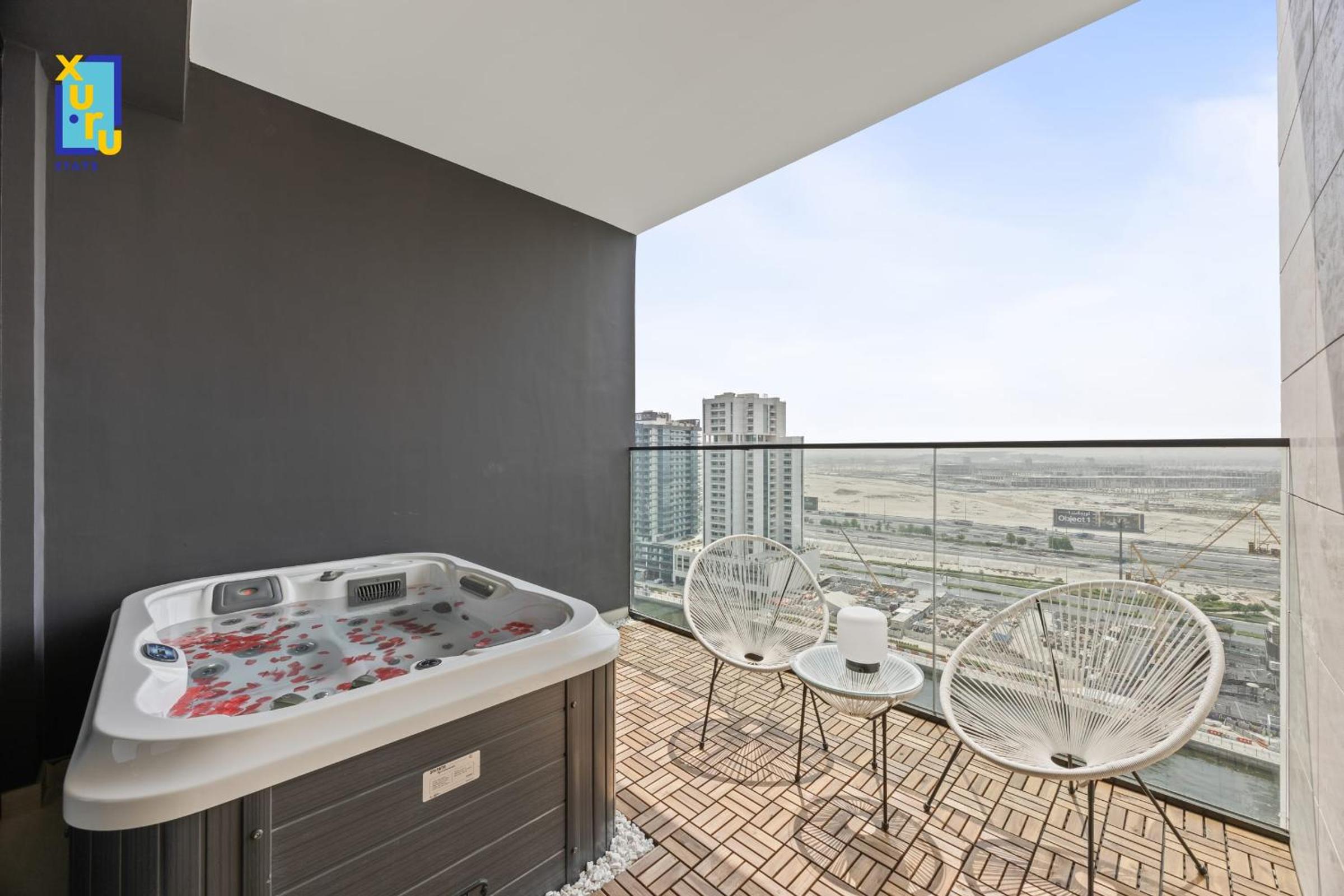 Timeless & Textured Studio w Jacuzzi Trillionaire