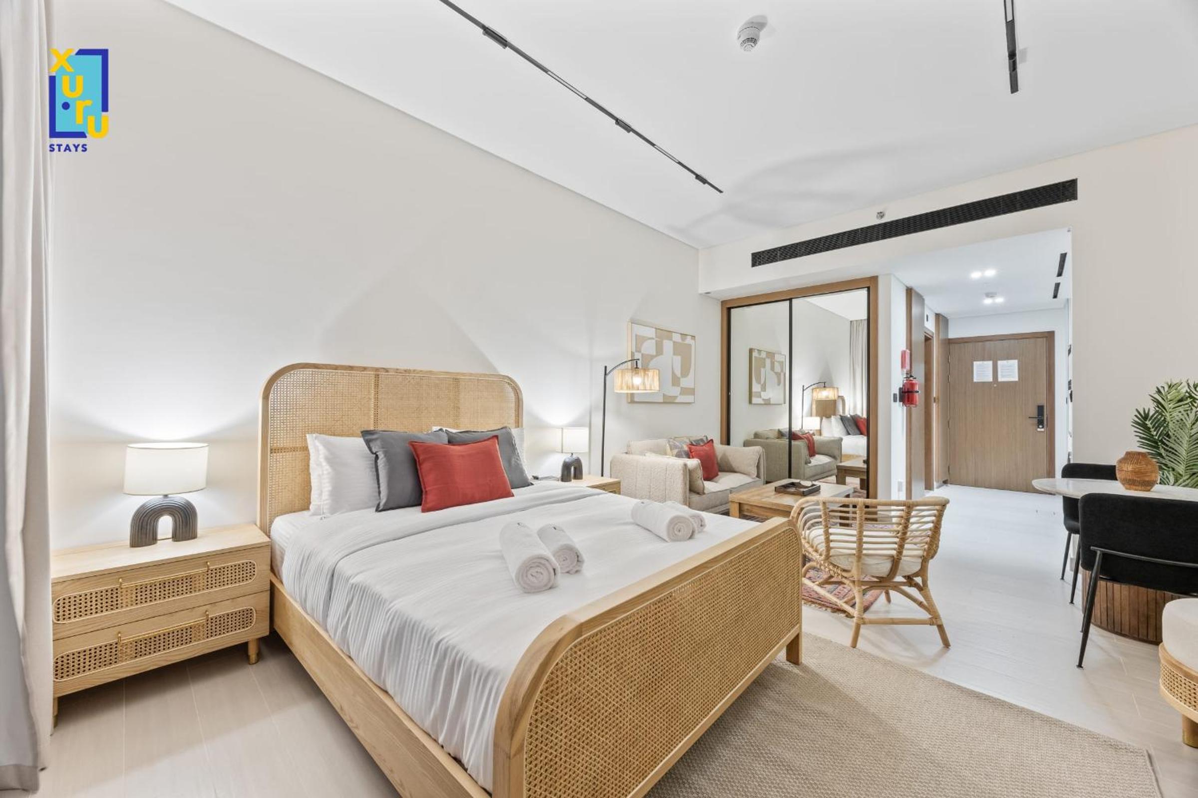 Timeless & Textured Studio w Jacuzzi Trillionaire
