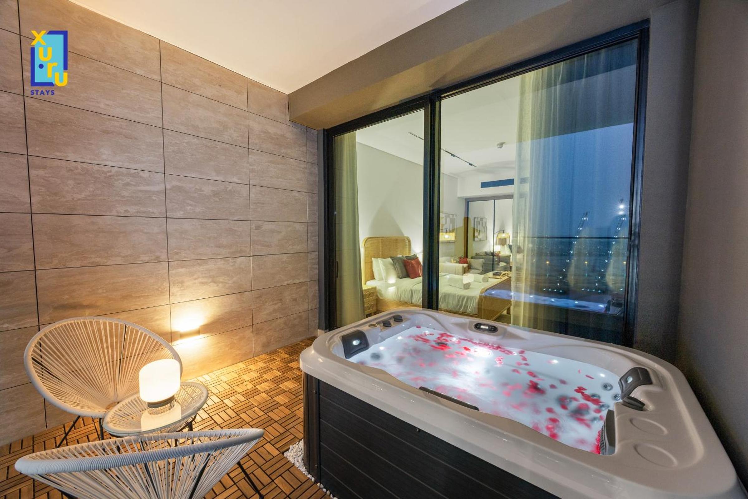Timeless & Textured Studio w Jacuzzi Trillionaire