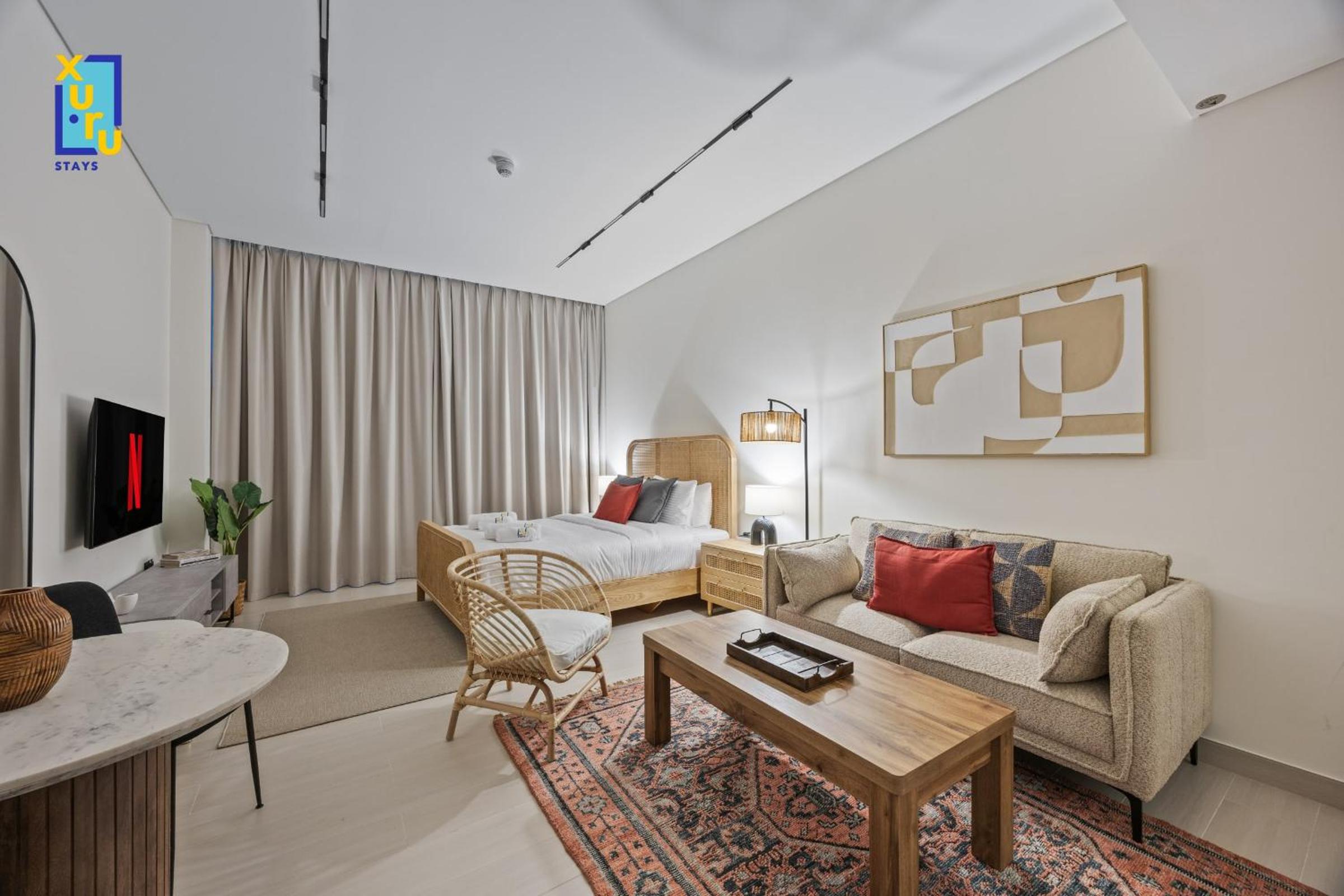 Timeless & Textured Studio w Jacuzzi Trillionaire