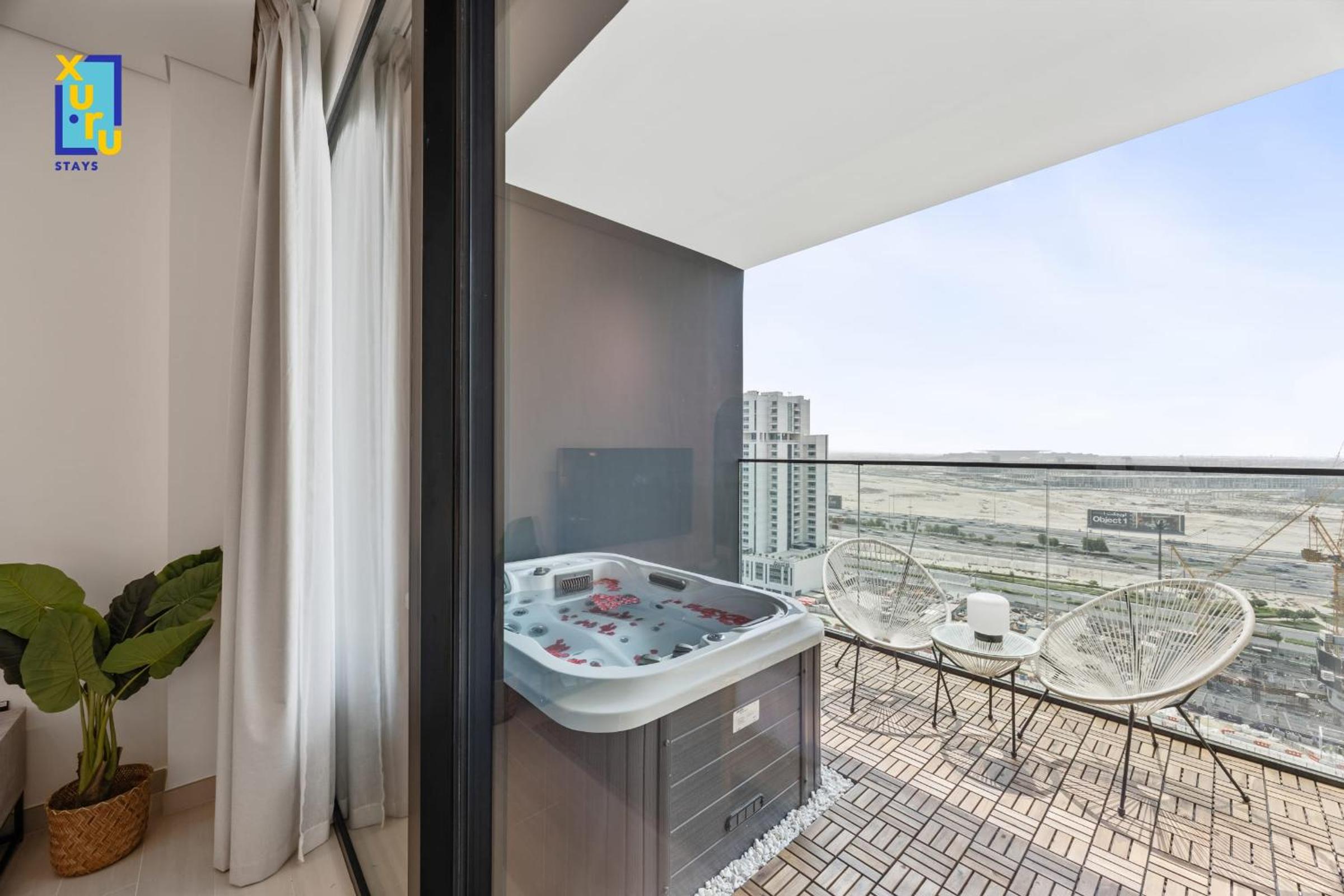 Timeless & Textured Studio w Jacuzzi Trillionaire