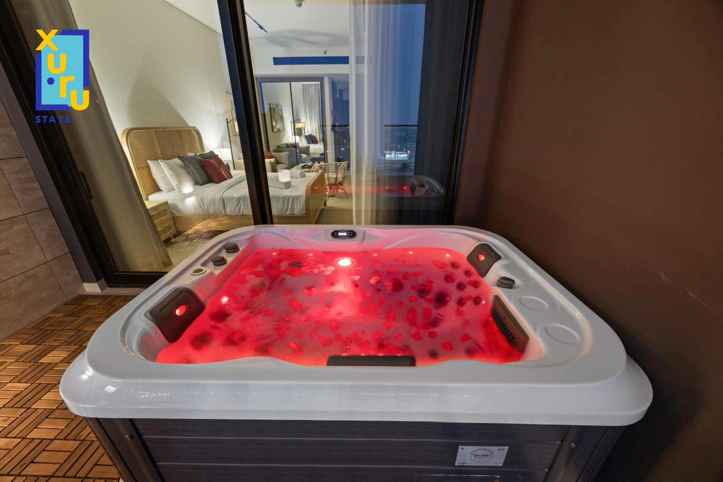 Timeless & Textured Studio w Jacuzzi Trillionaire