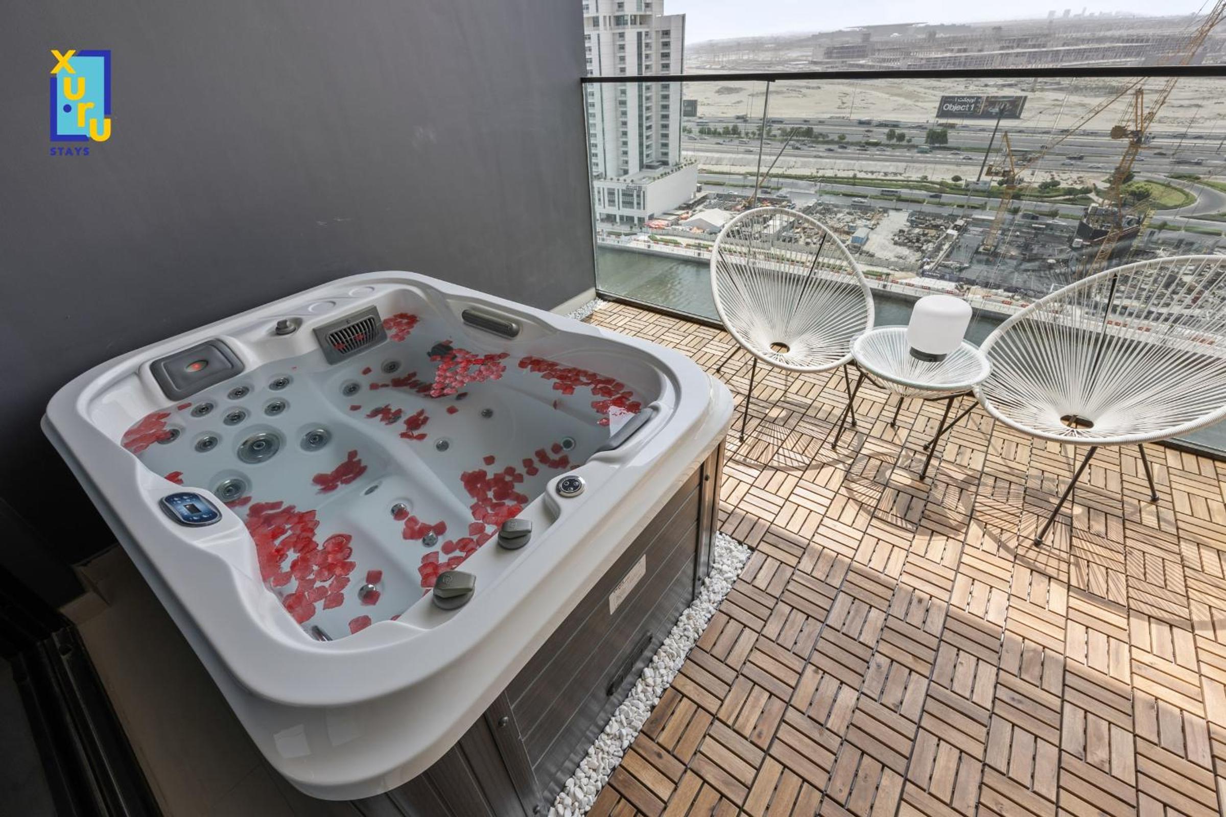 Timeless & Textured Studio w Jacuzzi Trillionaire