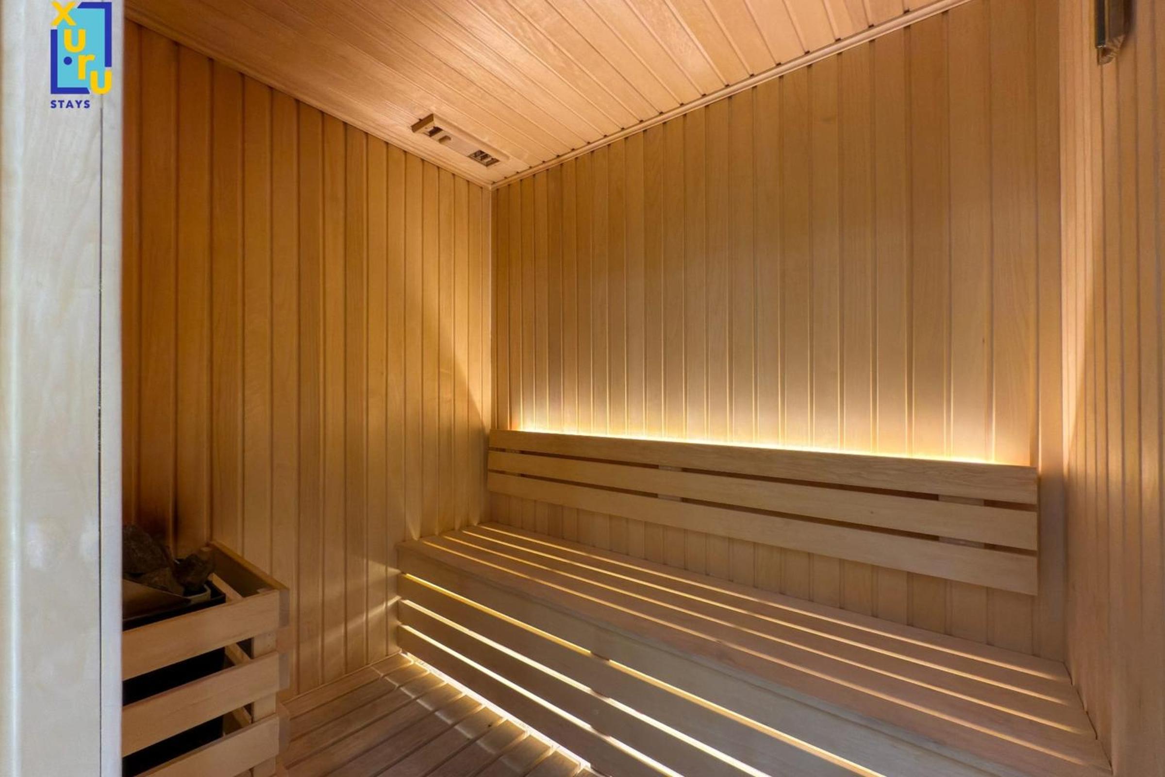 Timeless & Textured Studio w Jacuzzi Trillionaire