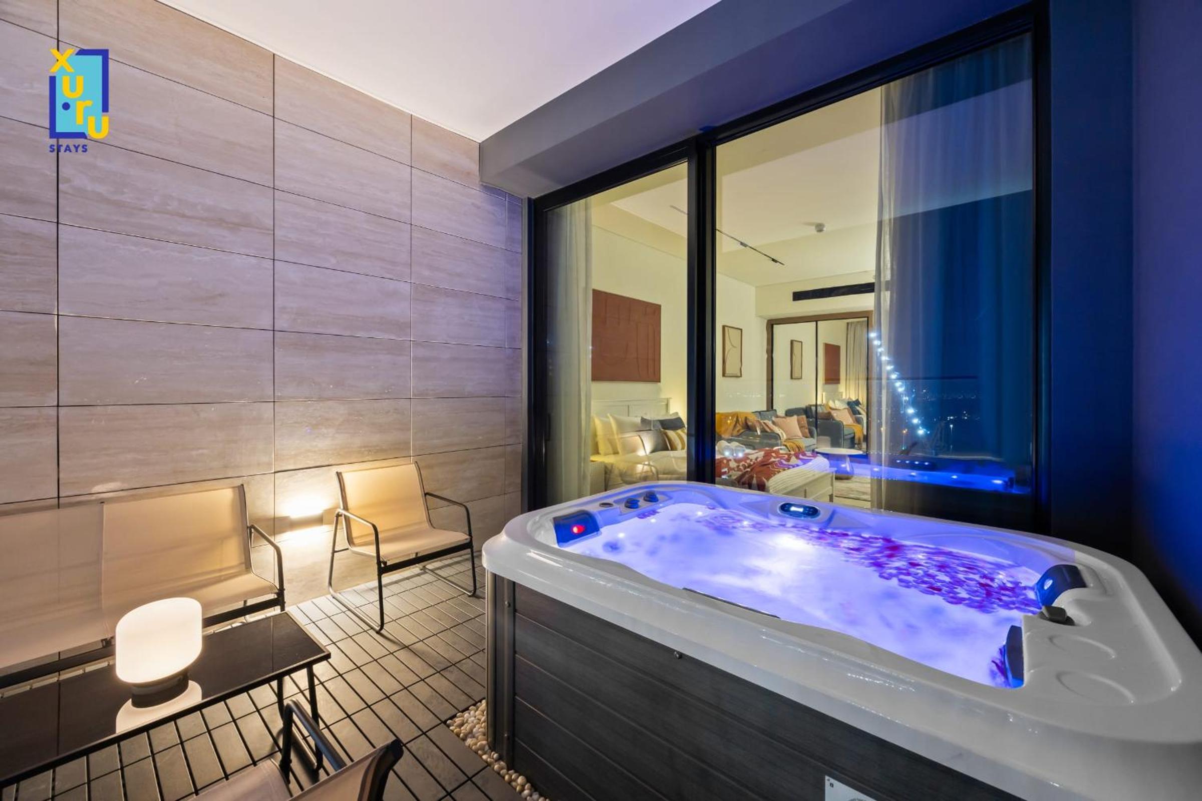 The Velvet Apex Studio w Jacuzzi Trillionaire