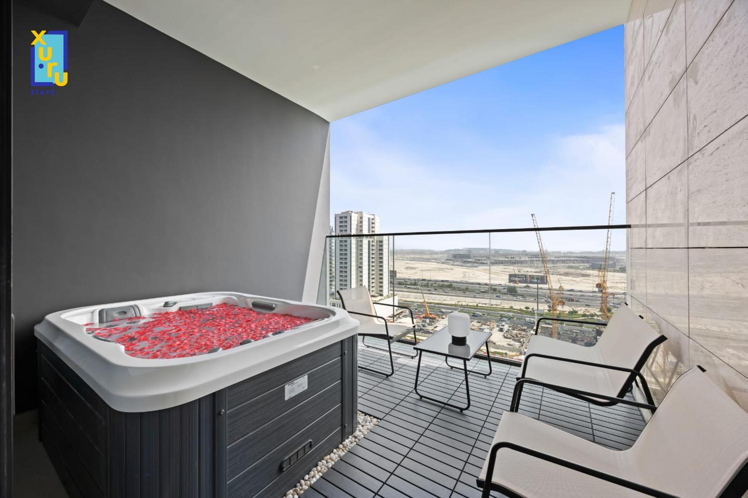 The Velvet Apex Studio w Jacuzzi Trillionaire
