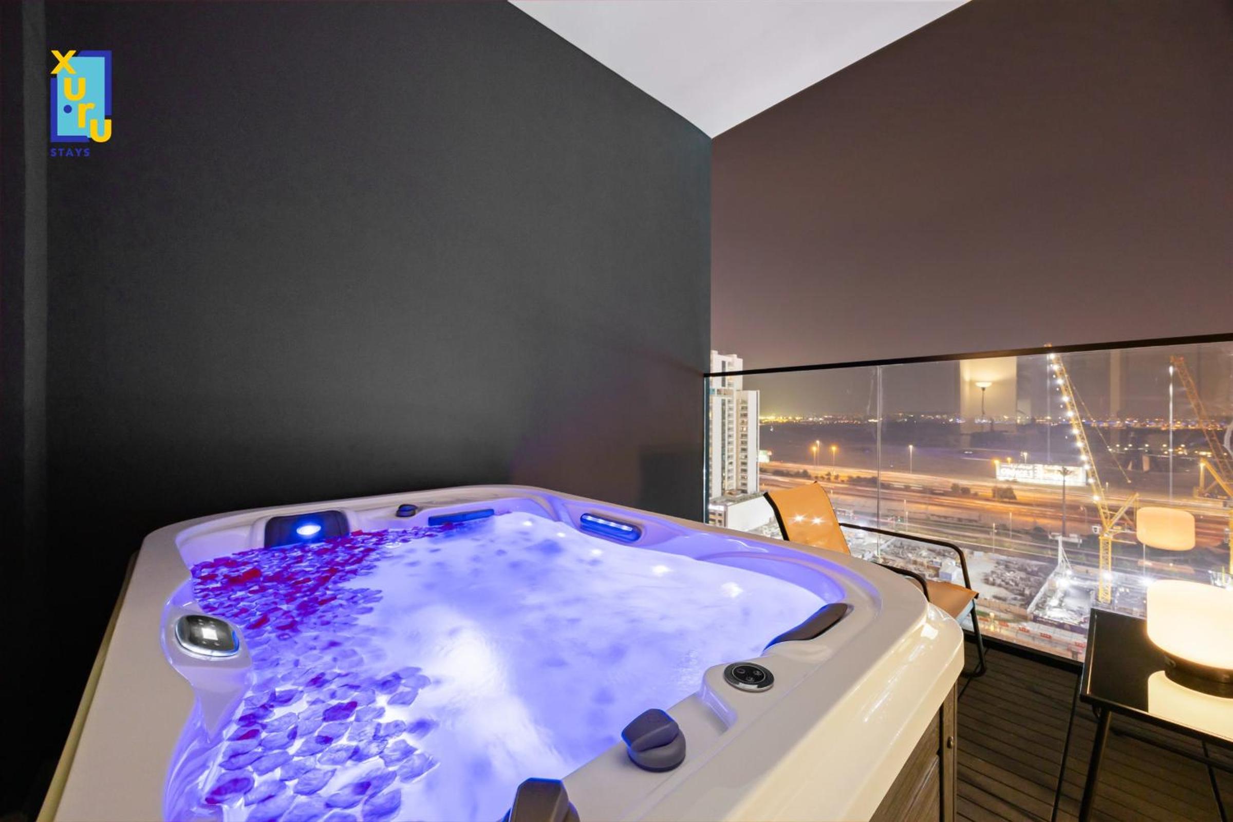 The Velvet Apex Studio w Jacuzzi Trillionaire