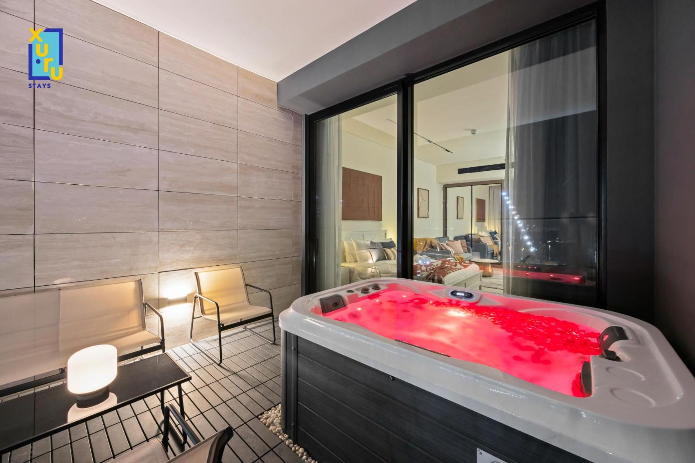 The Velvet Apex Studio w Jacuzzi Trillionaire