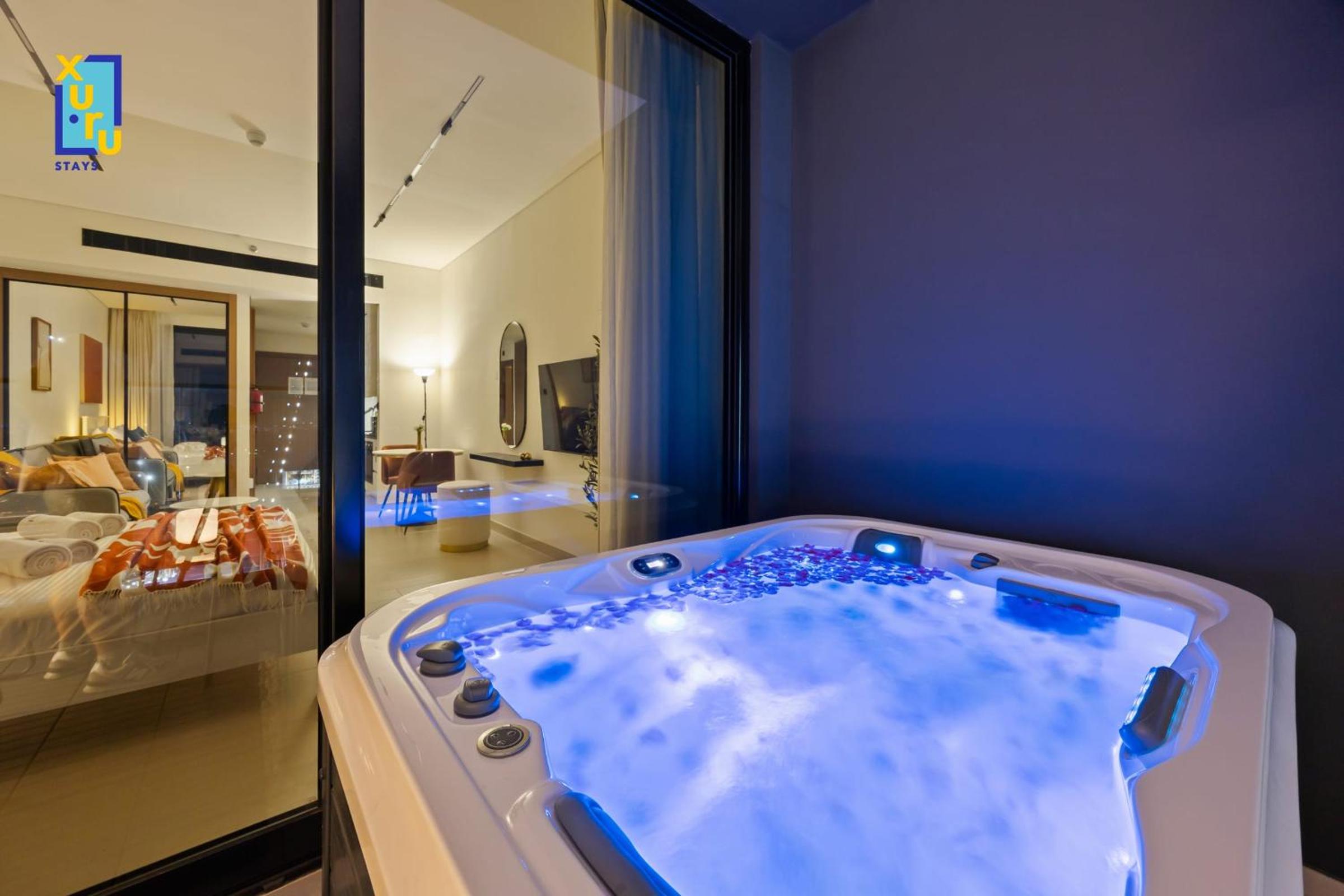 The Velvet Apex Studio w Jacuzzi Trillionaire