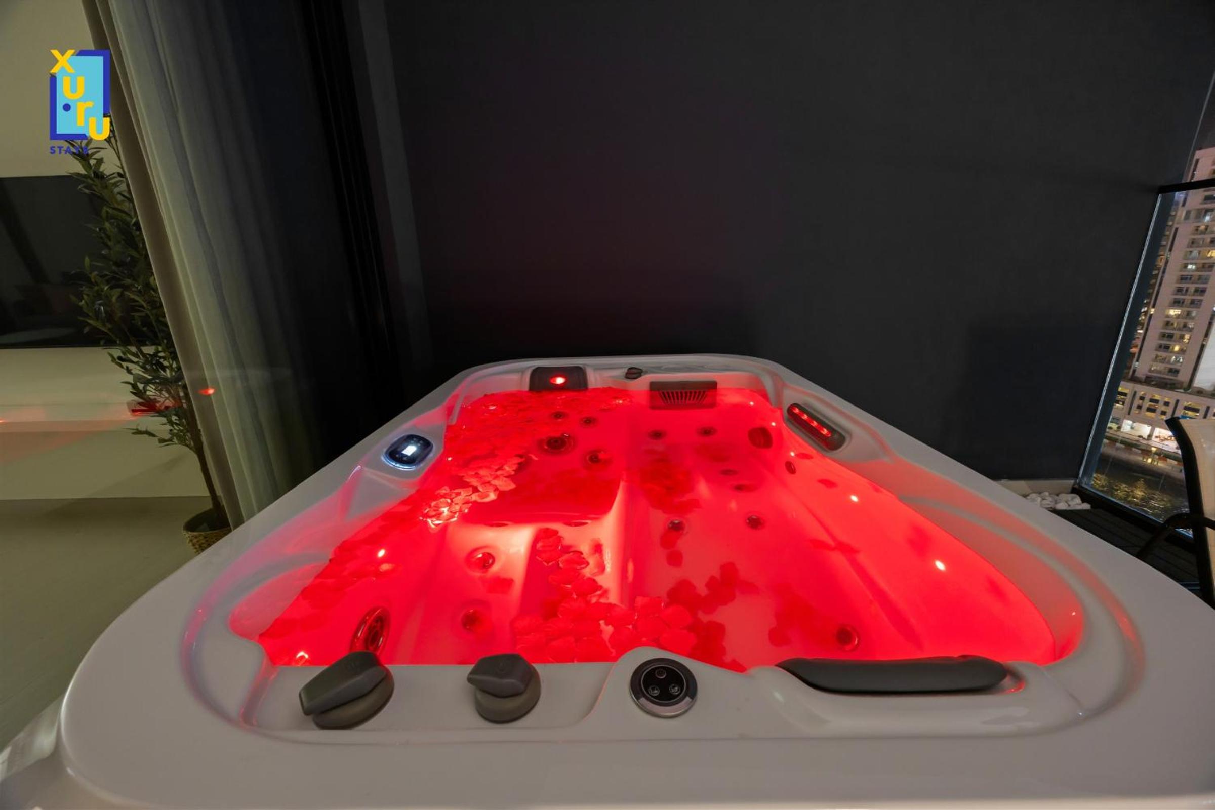 The Velvet Apex Studio w Jacuzzi Trillionaire