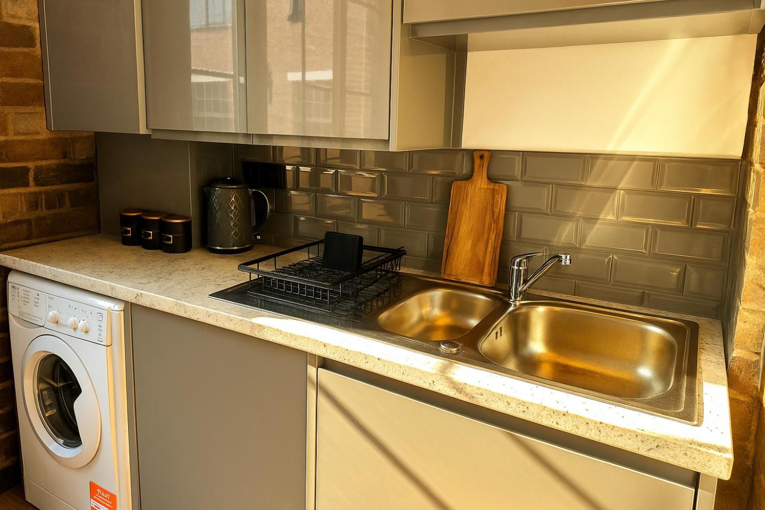 Central Apt - Sleeps 6- Steps to Bars & Restaurant