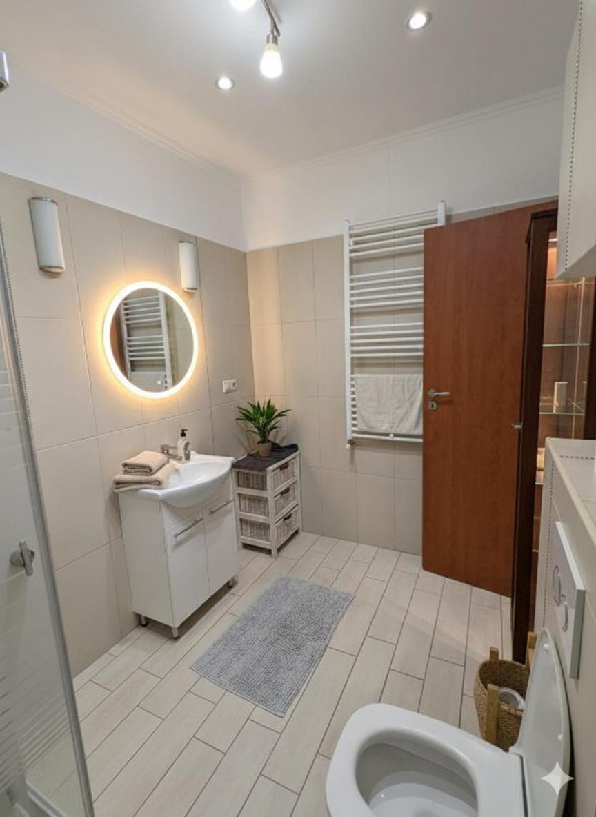 Central Astoria Spacious Apartment