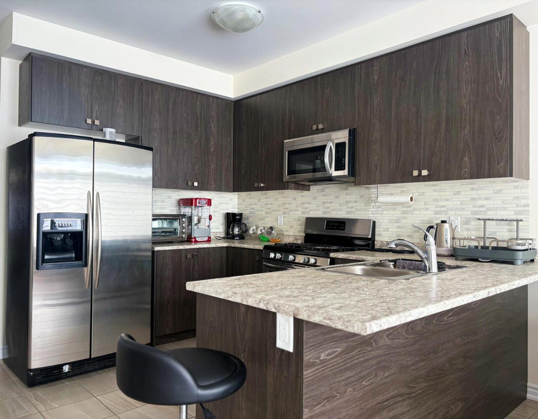 Central & Cozy 2BR Townhome with Free Parking, WiFi, Full Kitchen, Laundry, Steps to Strip Plaza & 5 Min Drive to Innisfil Beach Park! Perfect for Work Tri