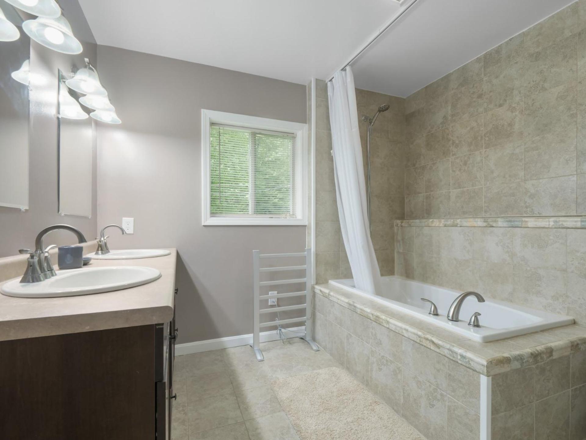 Killington Terrace Lodge - Spacious 5BR Killington Home with 2 Kitchens, Game Room & Pet Friendly