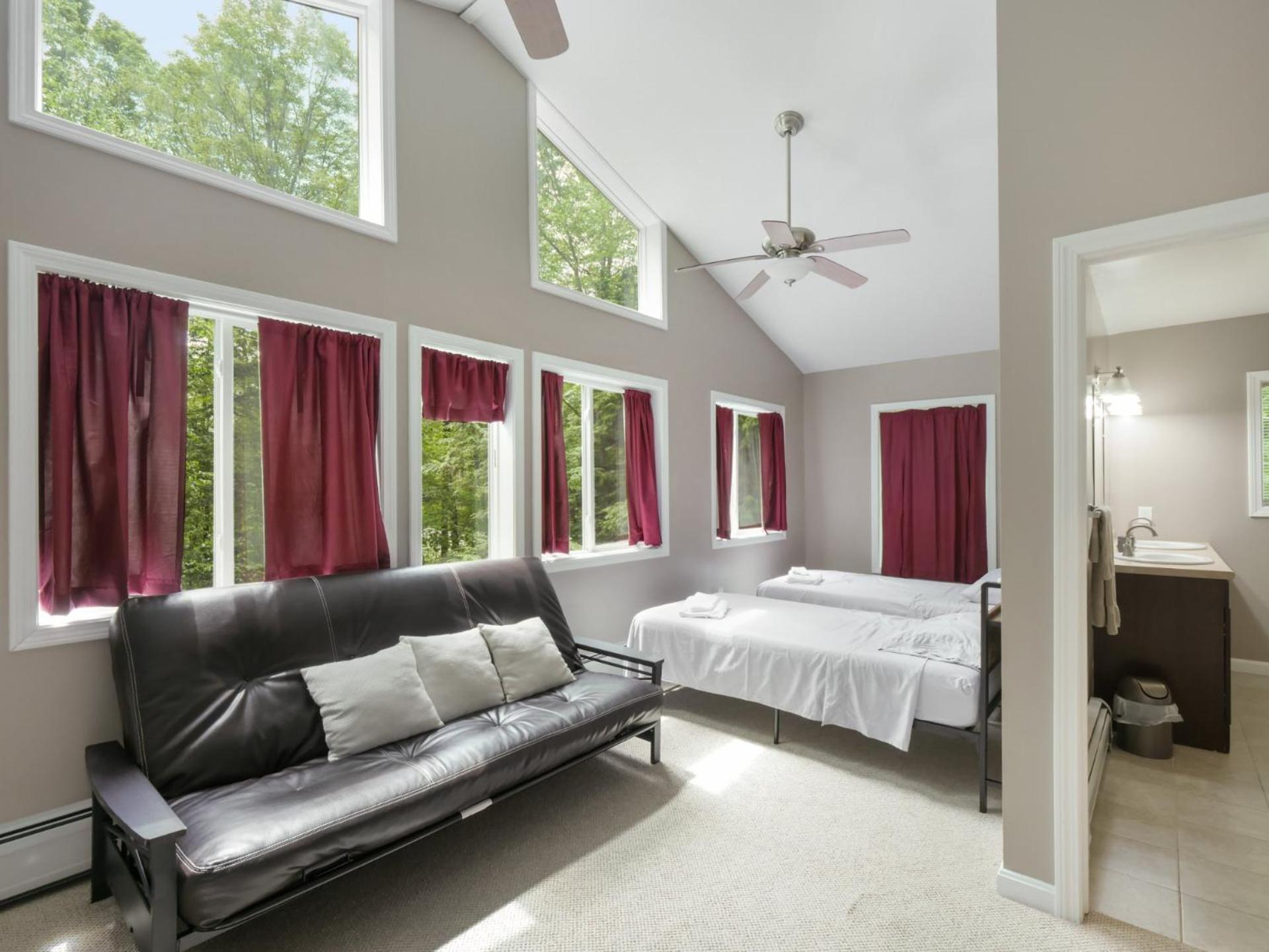 Killington Terrace Lodge - Spacious 5BR Killington Home with 2 Kitchens, Game Room & Pet Friendly