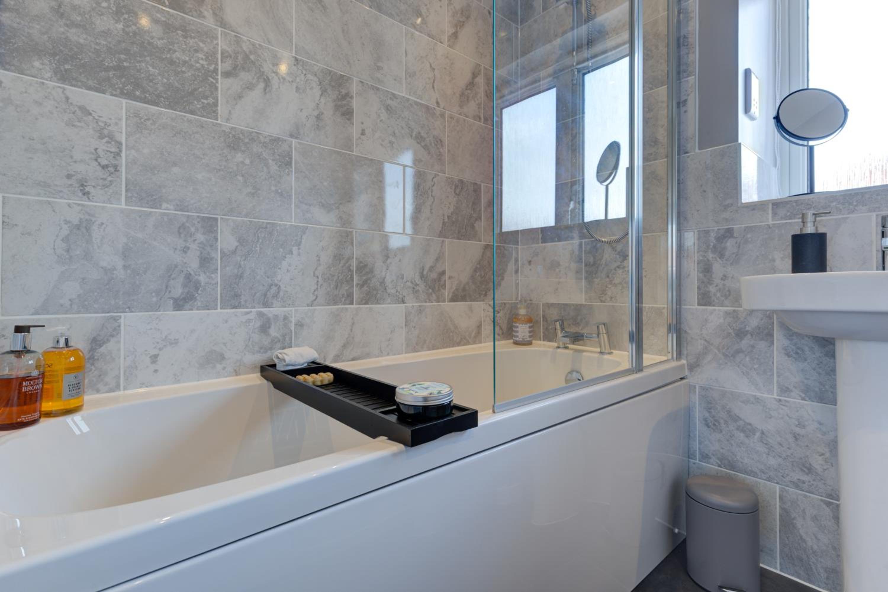 Marriott House sleeps 5 in Bourne with parking