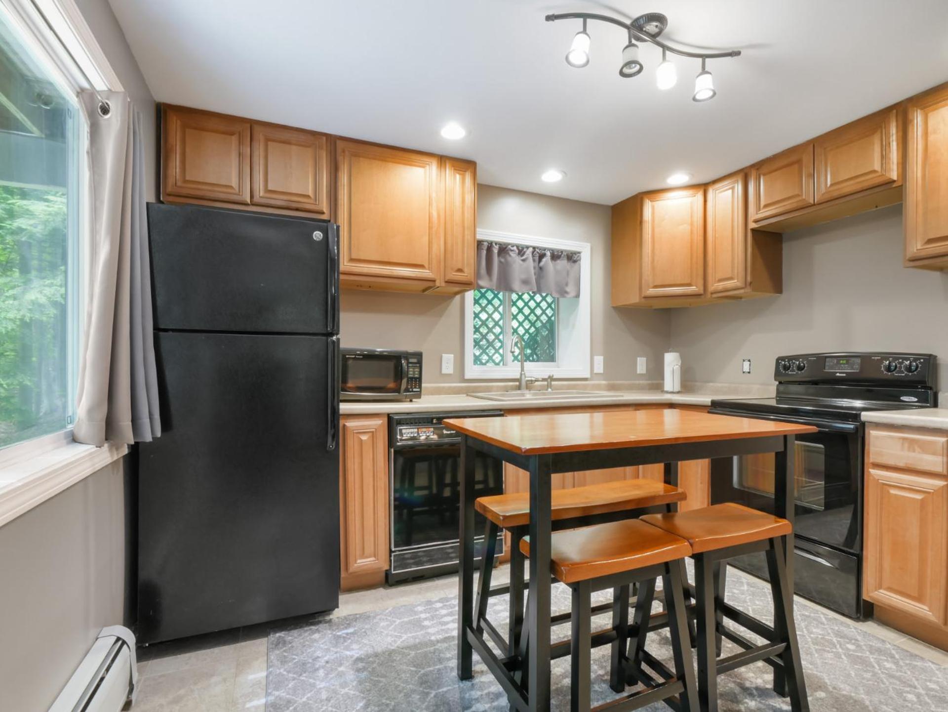 Cozy 2BR Mountain Retreat Near Killington Resort - Pet Friendly, Fireplace, Foosball
