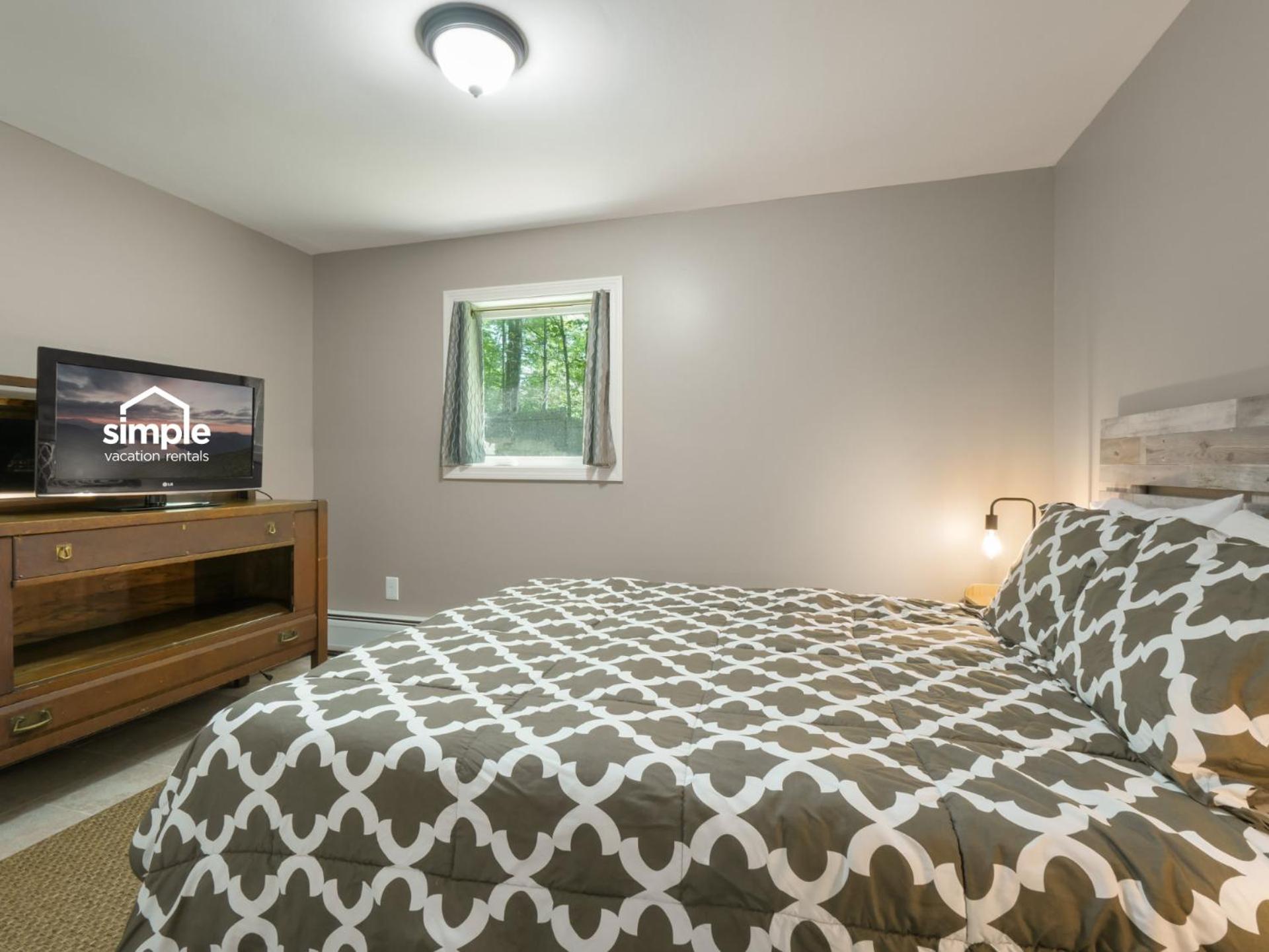 Cozy 2BR Mountain Retreat Near Killington Resort - Pet Friendly, Fireplace, Foosball