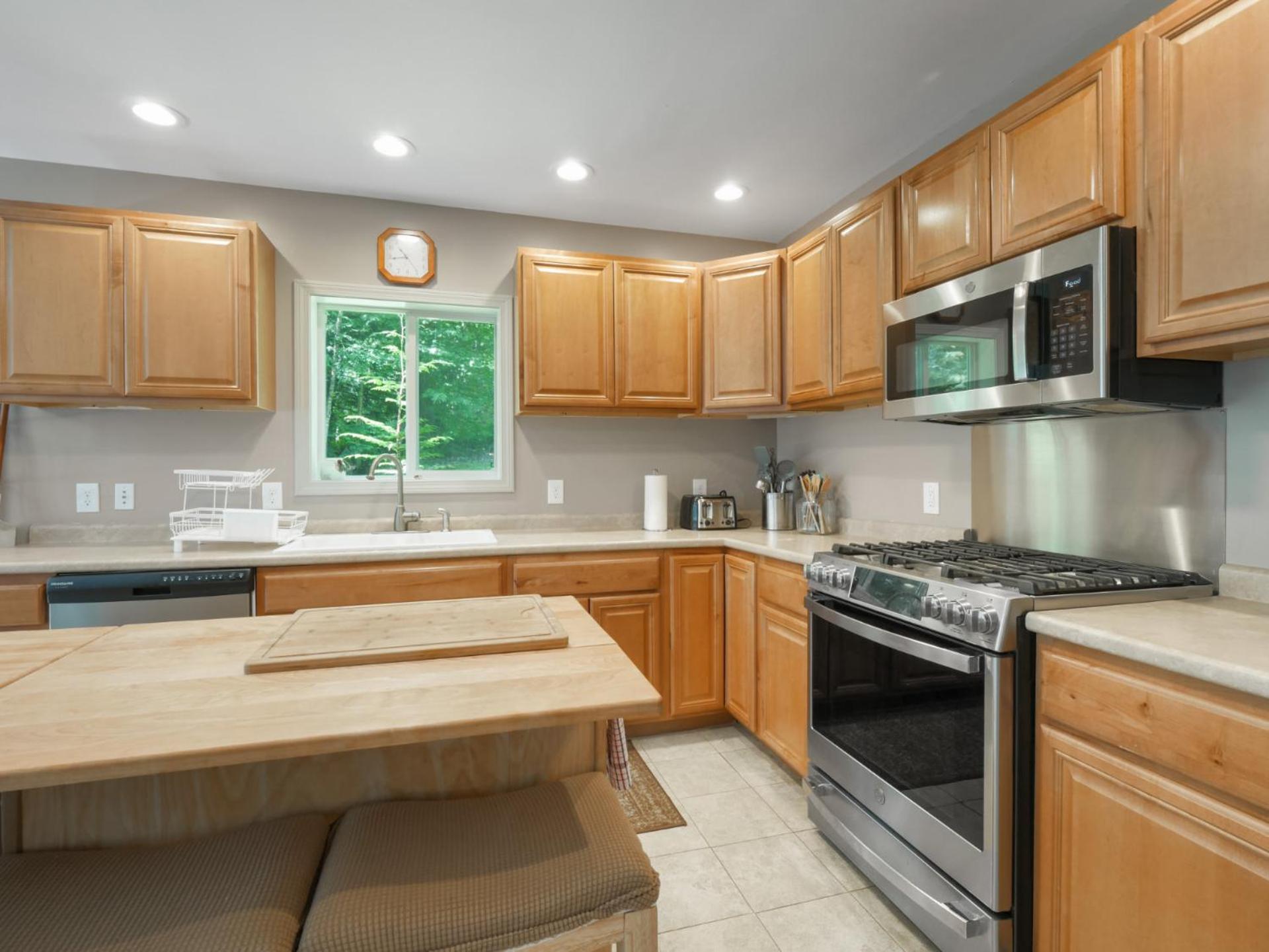 Cozy 3BR Retreat Near Killington Resort - Fireplace, Pet Friendly