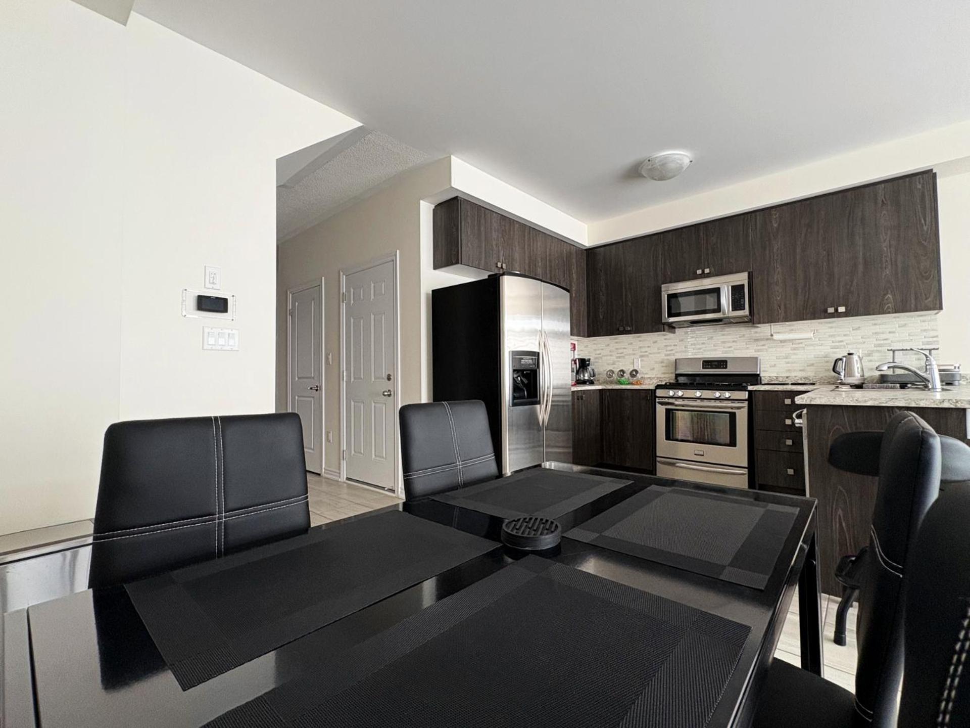 Central & Cozy 2BR Townhome with Free Parking, WiFi, Full Kitchen, Laundry, Steps to Strip Plaza & 5 Min Drive to Innisfil Beach Park! Perfect for Work Tri
