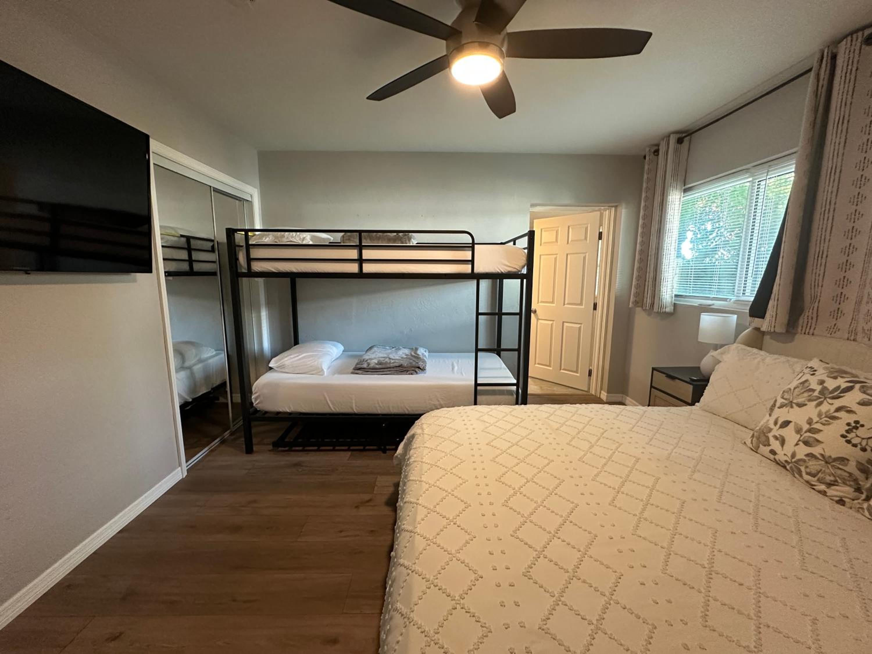 Siesta Beach Getaway - Minutes to Beach, Shops, Dining
