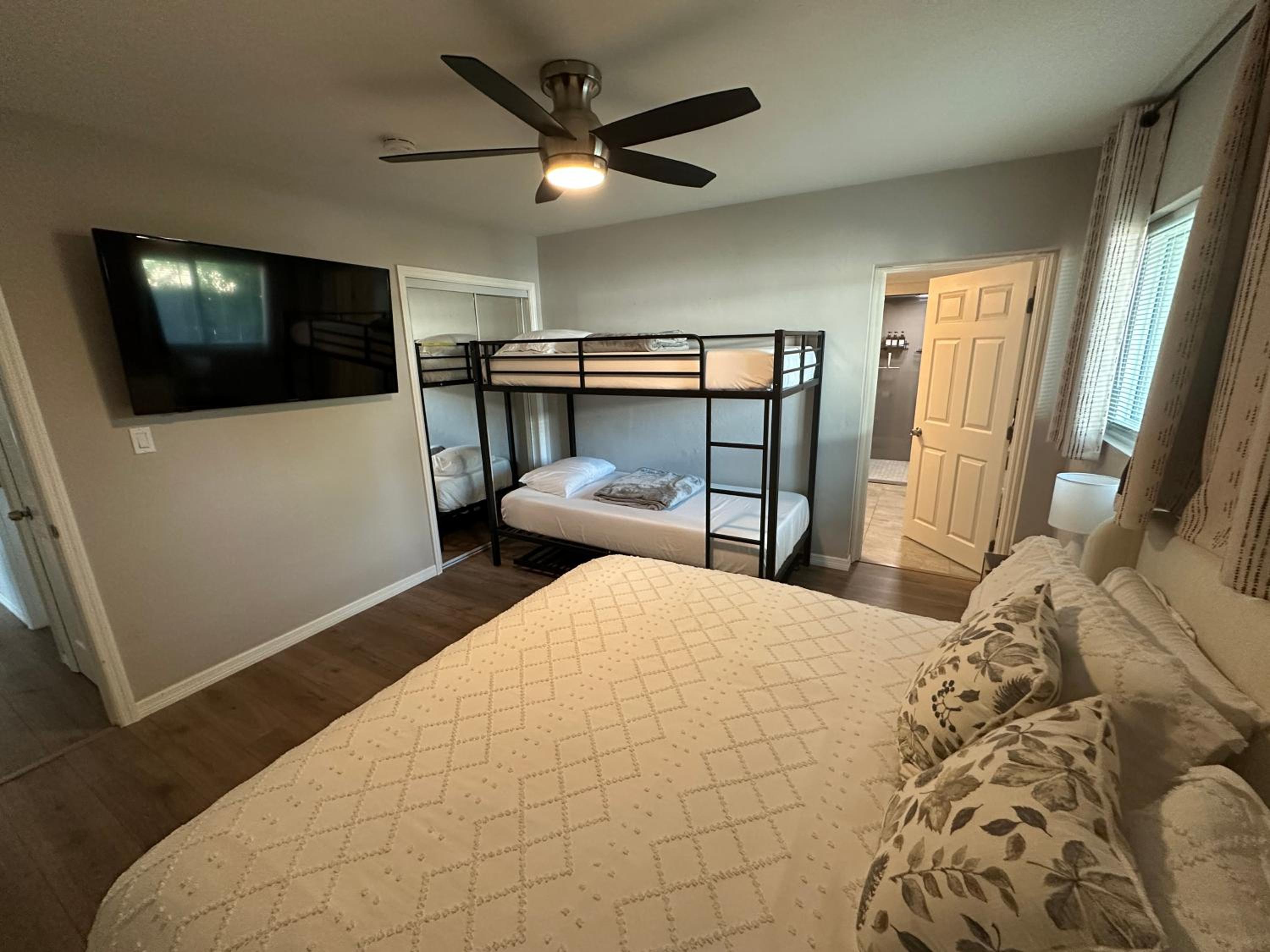 Siesta Beach Getaway - Minutes to Beach, Shops, Dining