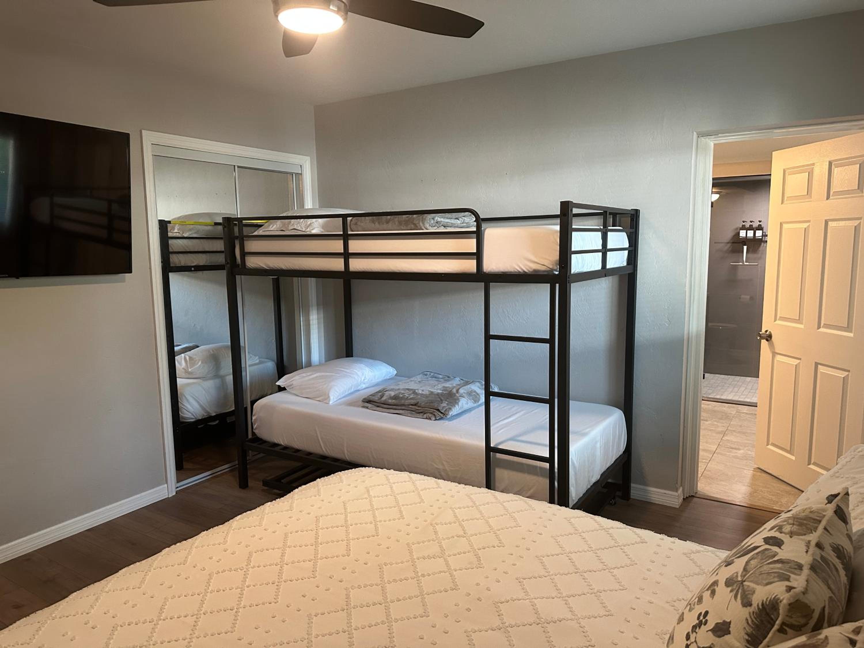 Siesta Beach Getaway - Minutes to Beach, Shops, Dining