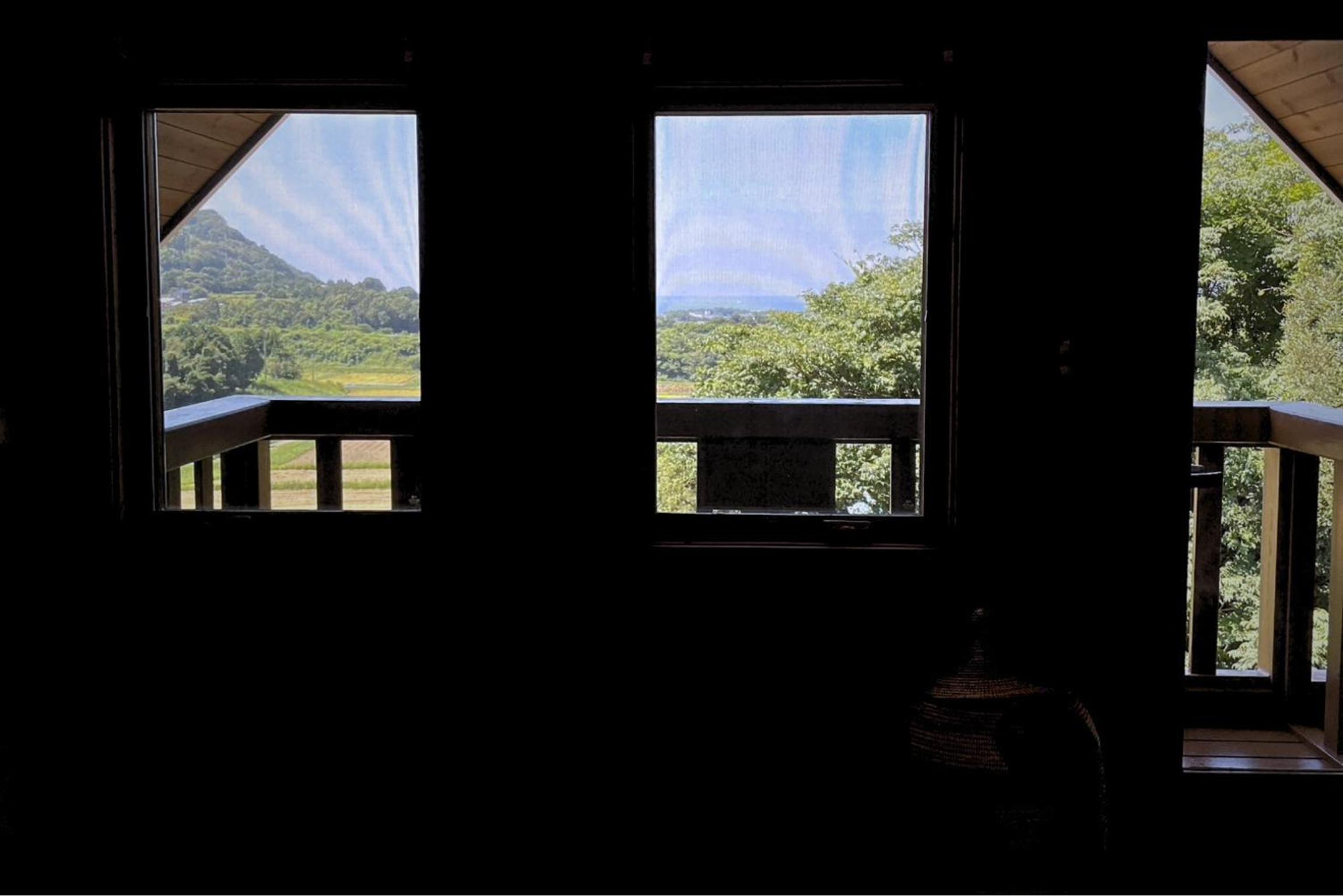 南房総の海と田園風景を眺める高台に佇む景色抜群のログハウス #一棟貸切 #グループや家族旅行におすすめ #BBQ可のお庭 #夕陽と海が綺麗に見えるテラス #星空が綺麗 #南房総 #osora