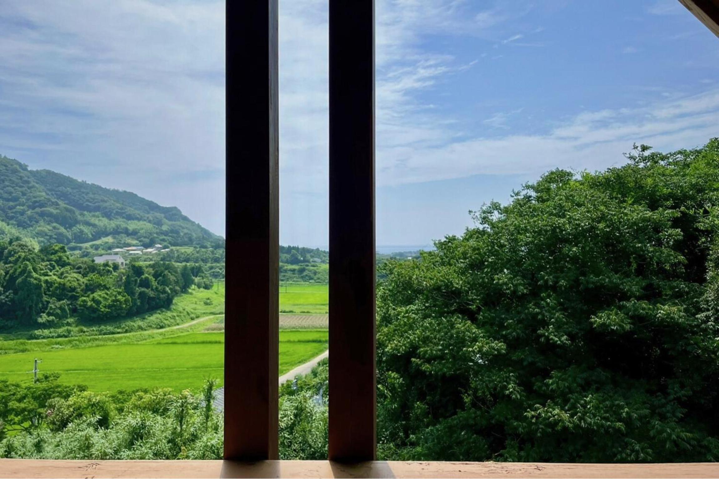 南房総の海と田園風景を眺める高台に佇む景色抜群のログハウス #一棟貸切 #グループや家族旅行におすすめ #BBQ可のお庭 #夕陽と海が綺麗に見えるテラス #星空が綺麗 #南房総 #osora