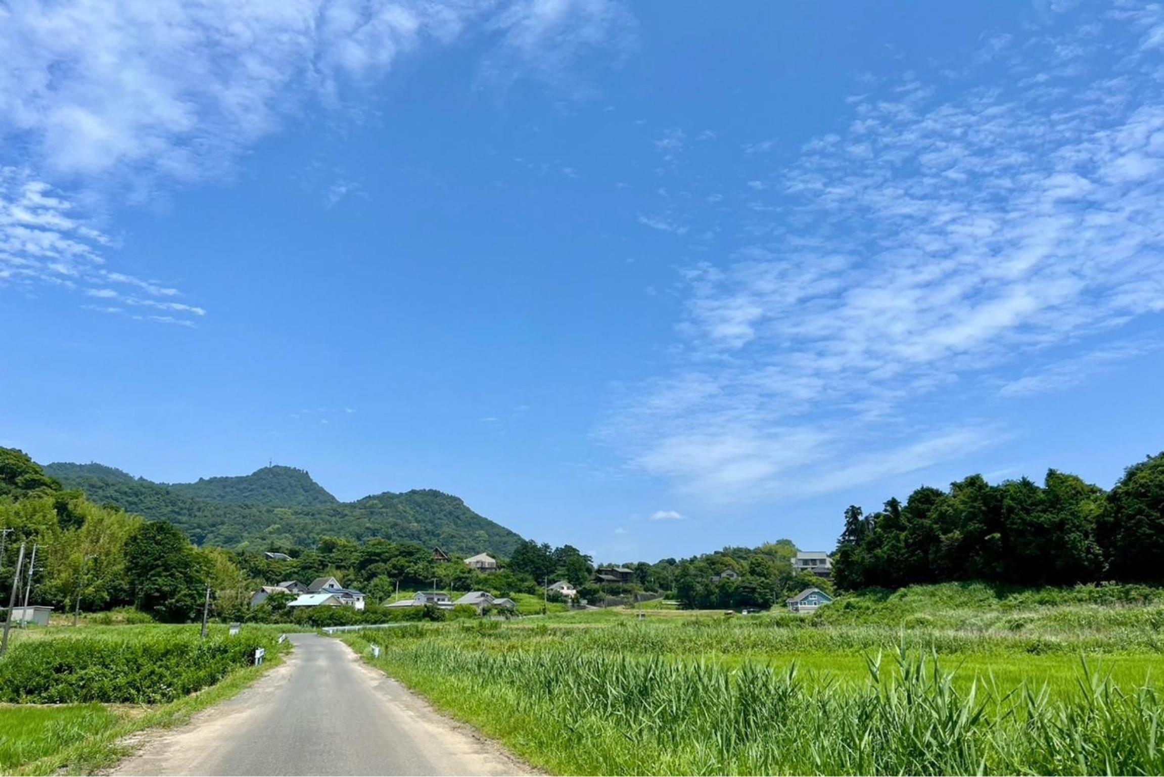 南房総の海と田園風景を眺める高台に佇む景色抜群のログハウス #一棟貸切 #グループや家族旅行におすすめ #BBQ可のお庭 #夕陽と海が綺麗に見えるテラス #星空が綺麗 #南房総 #osora