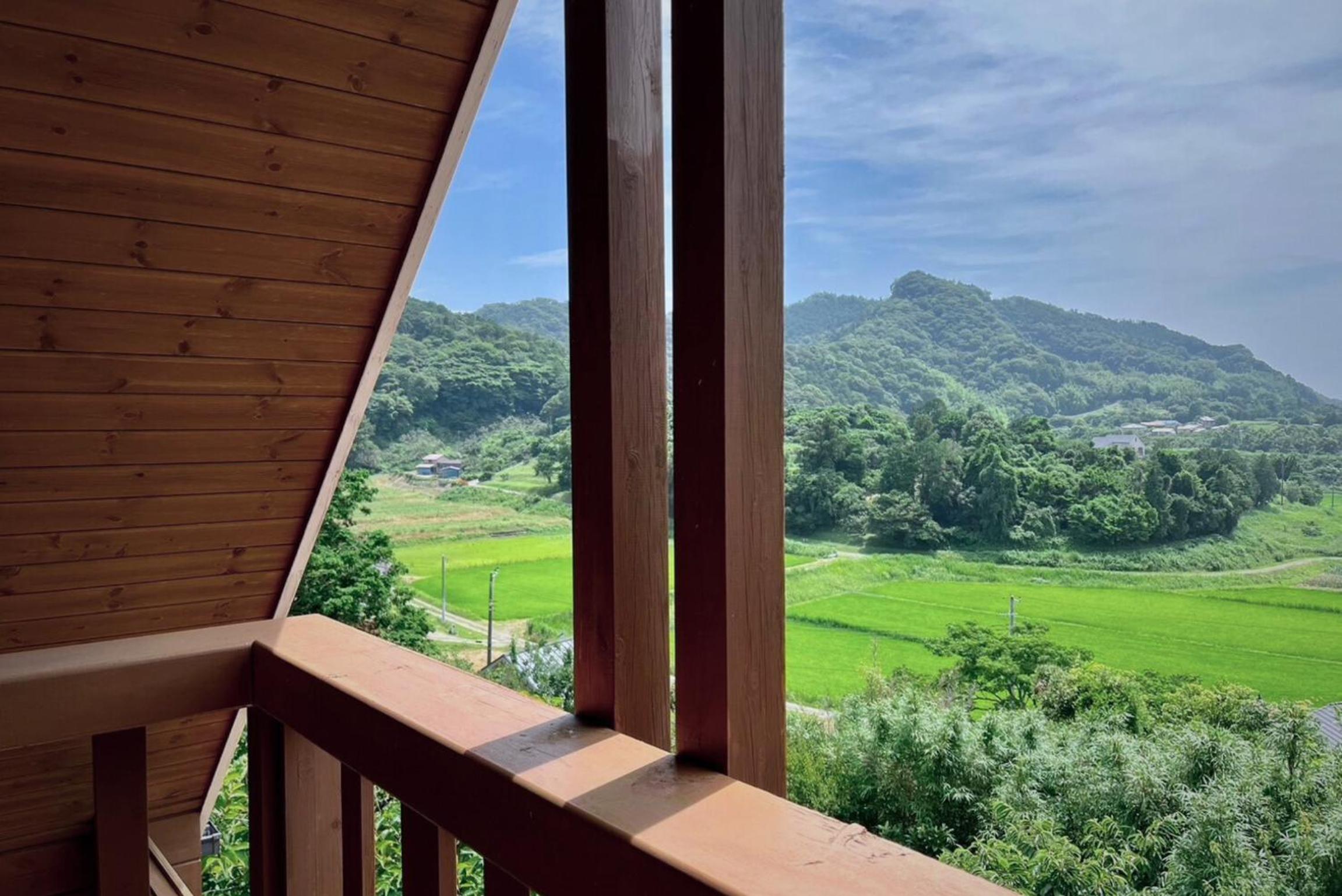南房総の海と田園風景を眺める高台に佇む景色抜群のログハウス #一棟貸切 #グループや家族旅行におすすめ #BBQ可のお庭 #夕陽と海が綺麗に見えるテラス #星空が綺麗 #南房総 #osora