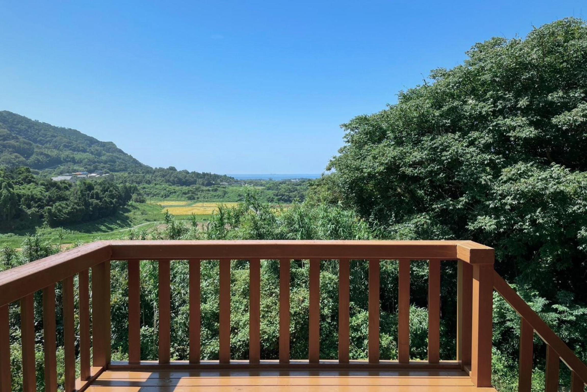 南房総の海と田園風景を眺める高台に佇む景色抜群のログハウス #一棟貸切 #グループや家族旅行におすすめ #BBQ可のお庭 #夕陽と海が綺麗に見えるテラス #星空が綺麗 #南房総 #osora