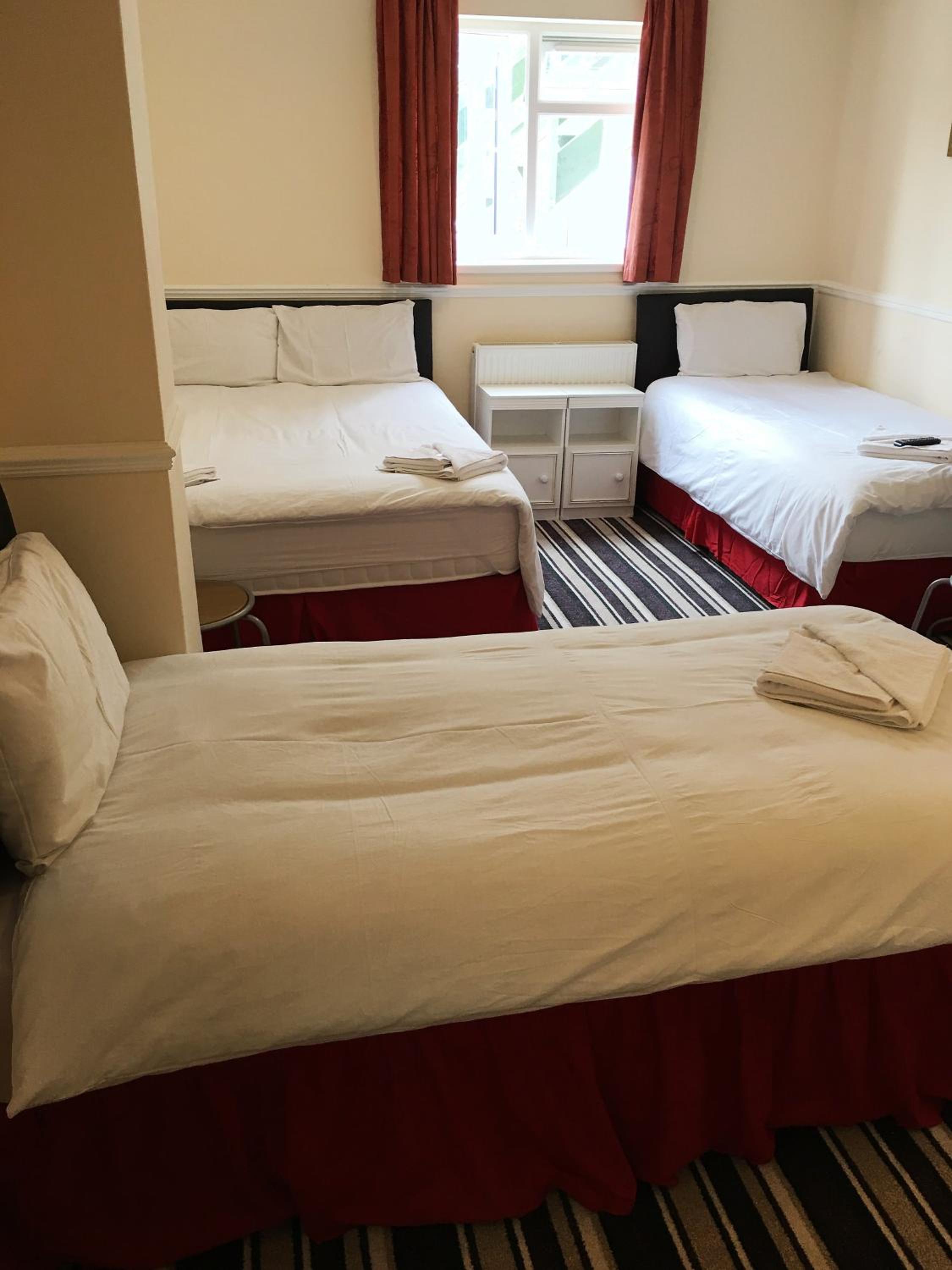 Southend Guest House - Close to Beach, Train Station & Southend Airport view 2