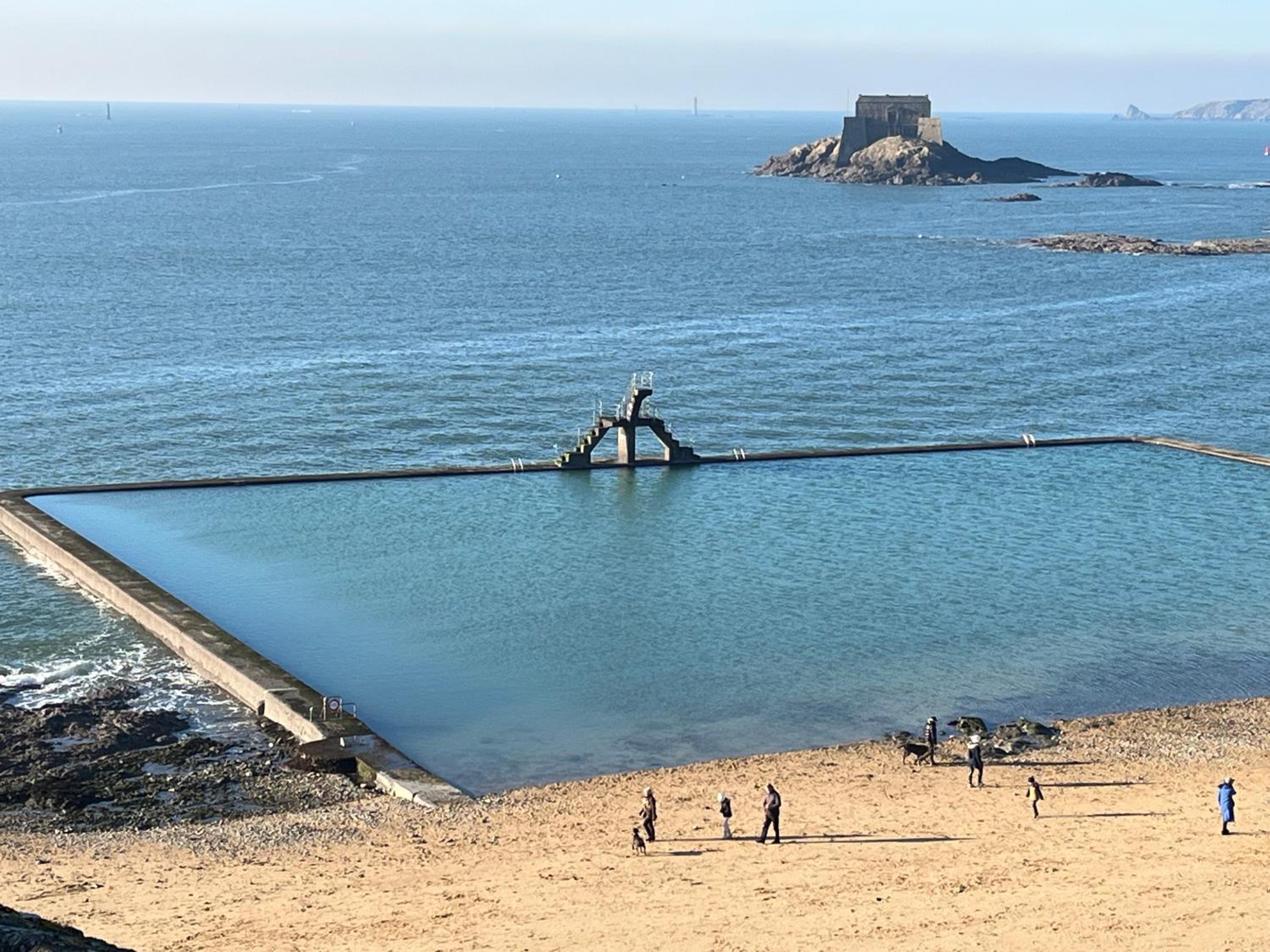 Studio calme intra-muros à 150m de la plage