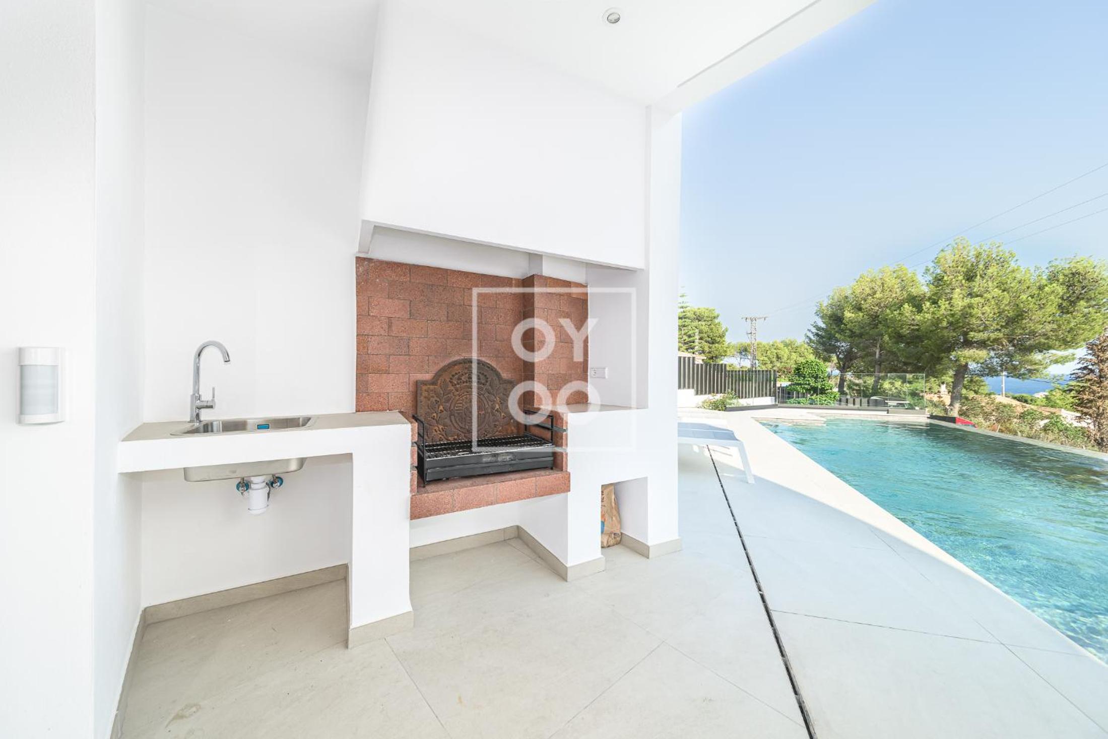 Villa Mar y Monte, saltwater pool, sea and mountain views, by OYOOSTAYS