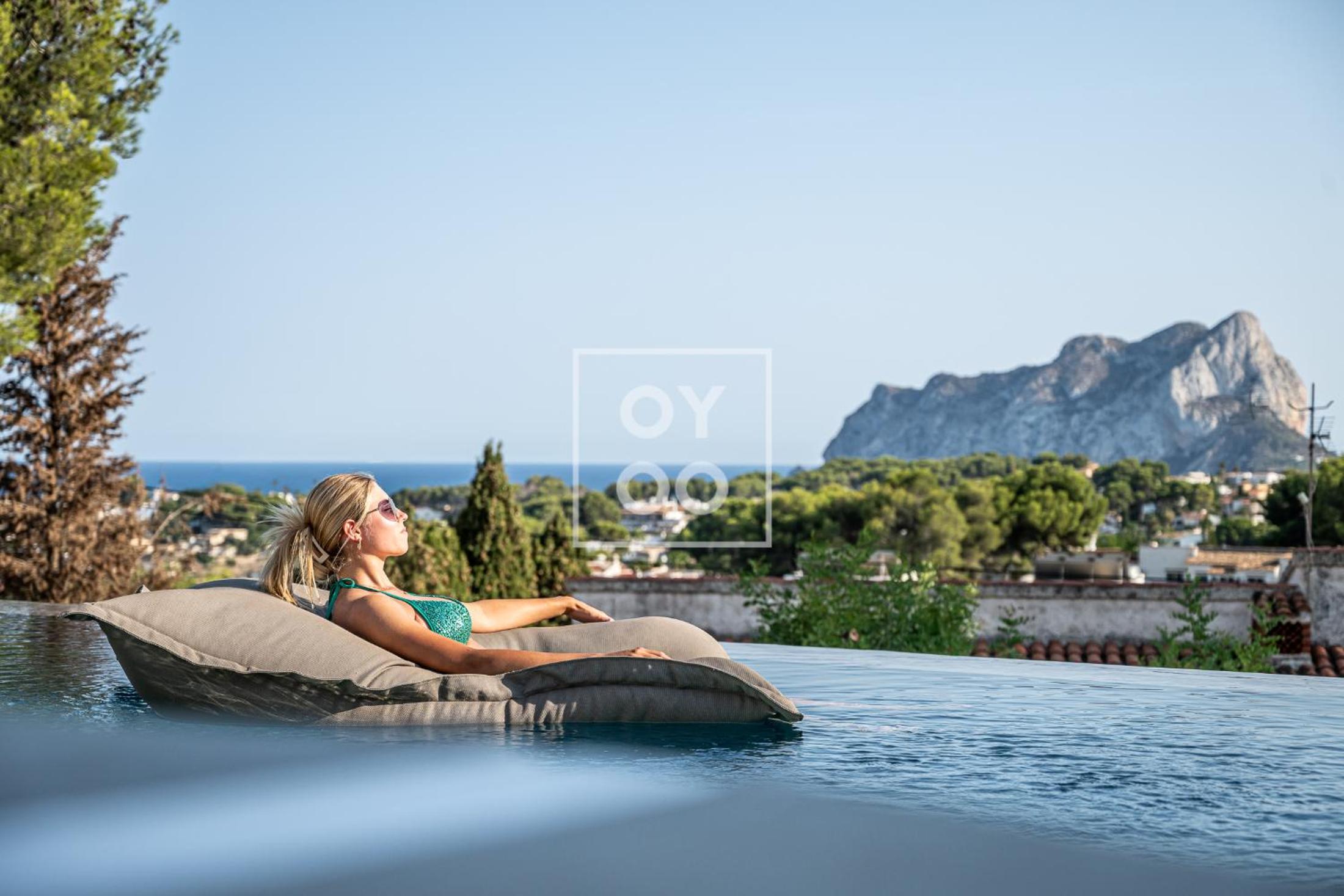 Villa Mar y Monte, saltwater pool, sea and mountain views, by OYOOSTAYS