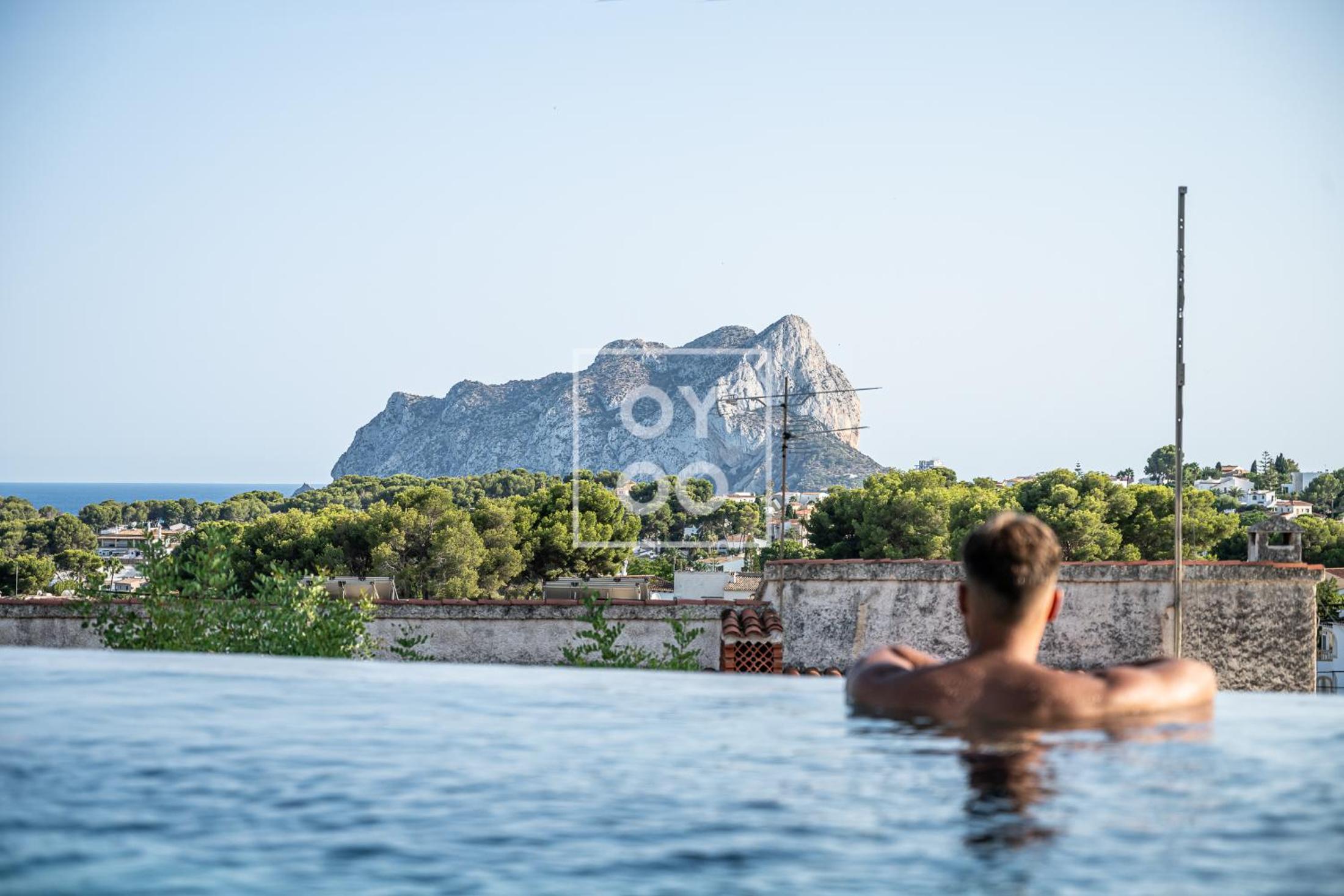 Villa Mar y Monte, saltwater pool, sea and mountain views, by OYOOSTAYS