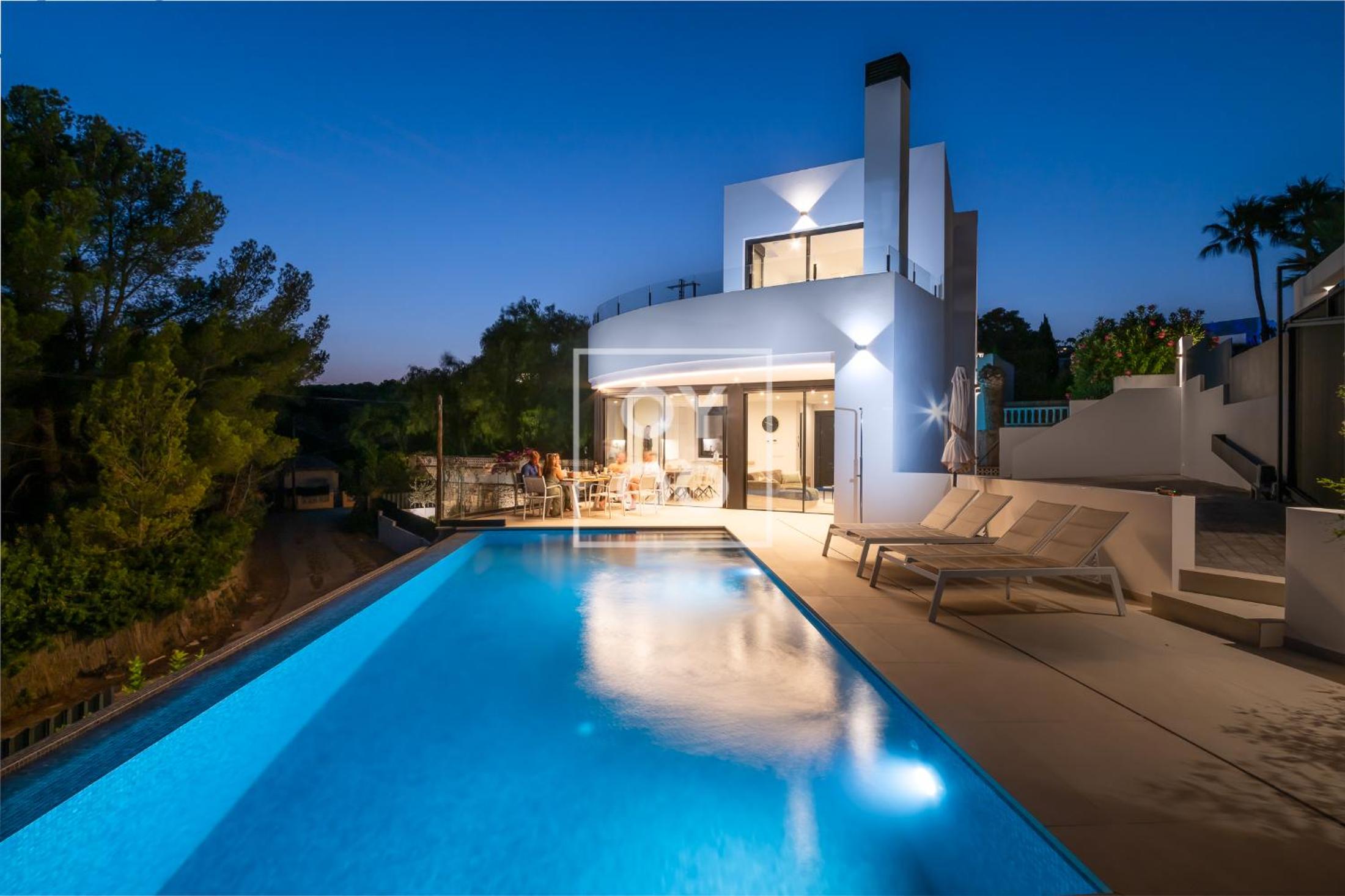 Villa Mar y Monte, saltwater pool, sea and mountain views, by OYOOSTAYS