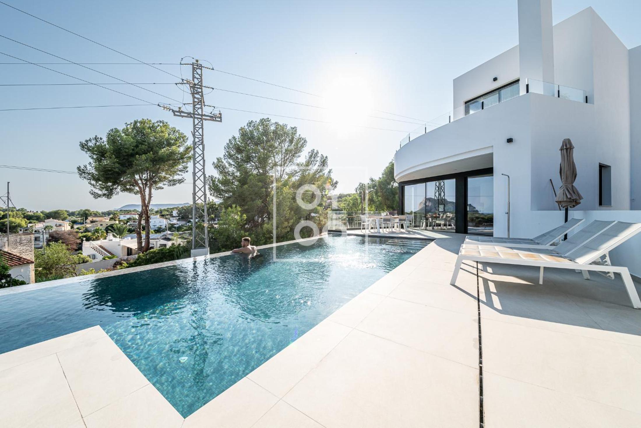 Villa Mar y Monte, saltwater pool, sea and mountain views, by OYOOSTAYS