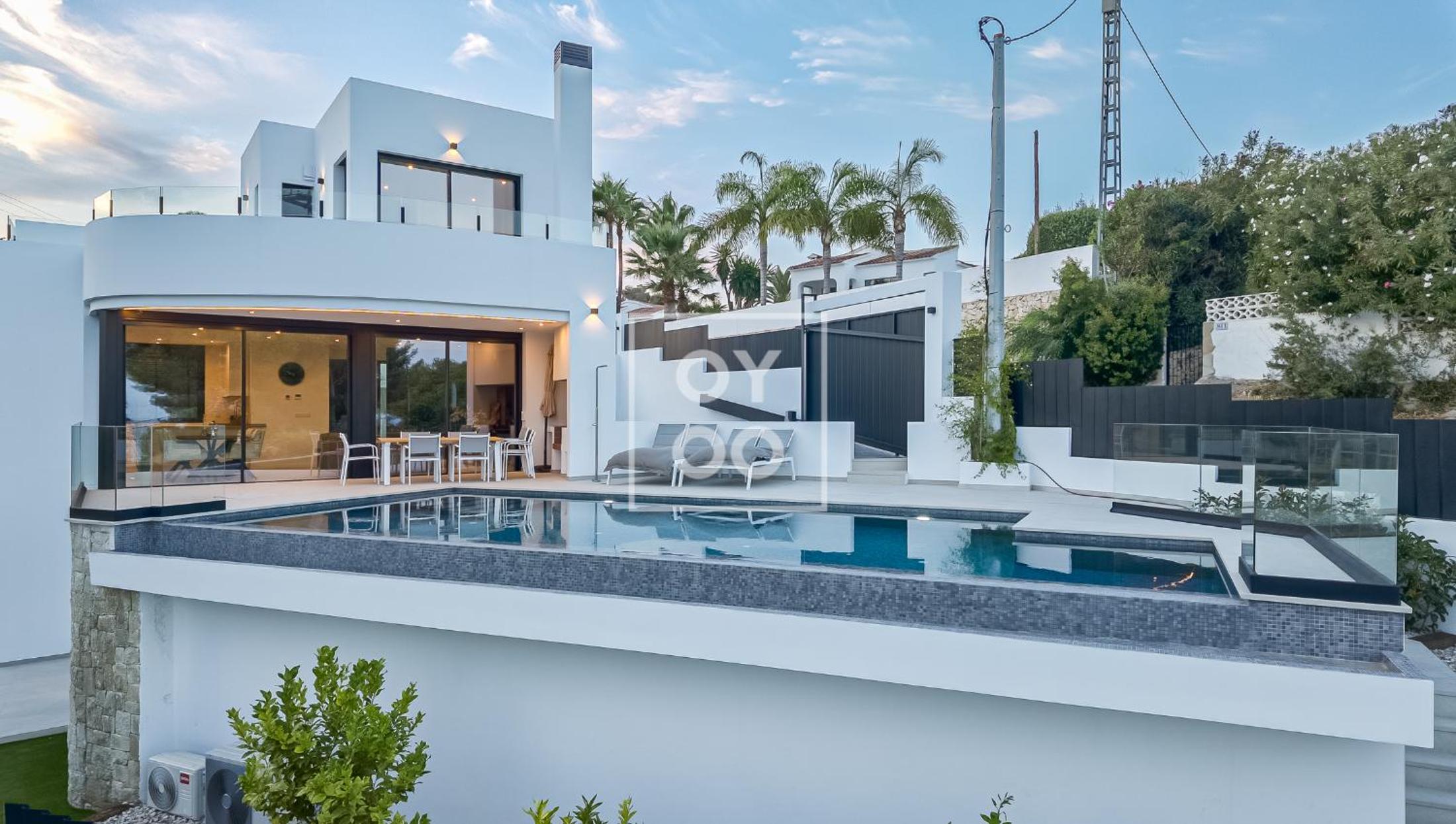 Villa Mar y Monte, saltwater pool, sea and mountain views, by OYOOSTAYS