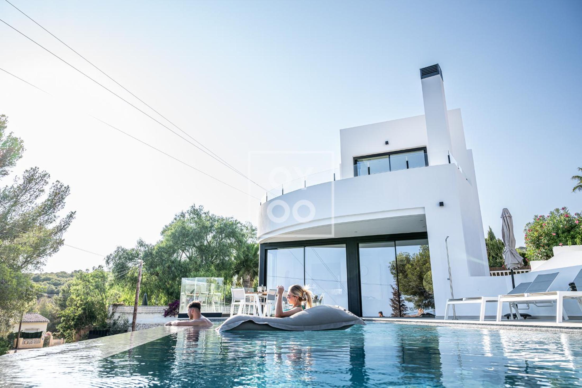 Villa Mar y Monte, saltwater pool, sea and mountain views, by OYOOSTAYS