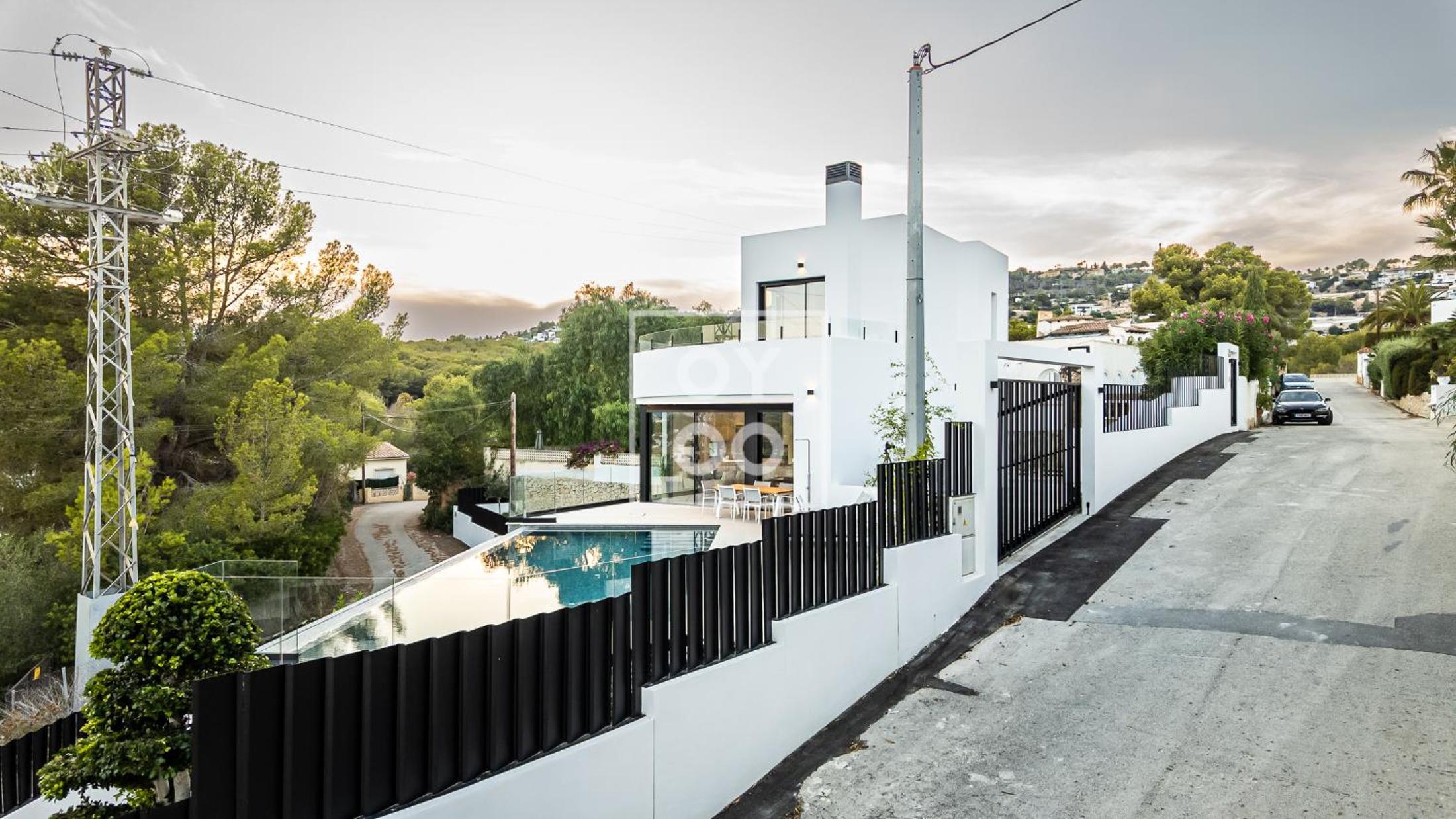 Villa Mar y Monte, saltwater pool, sea and mountain views, by OYOOSTAYS