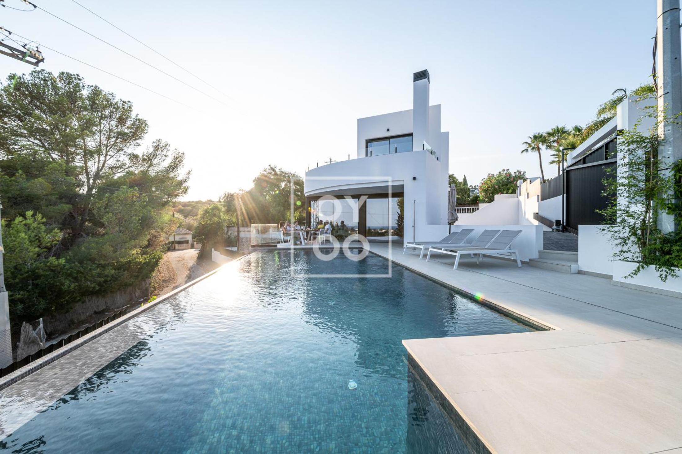 Villa Mar y Monte, saltwater pool, sea and mountain views, by OYOOSTAYS