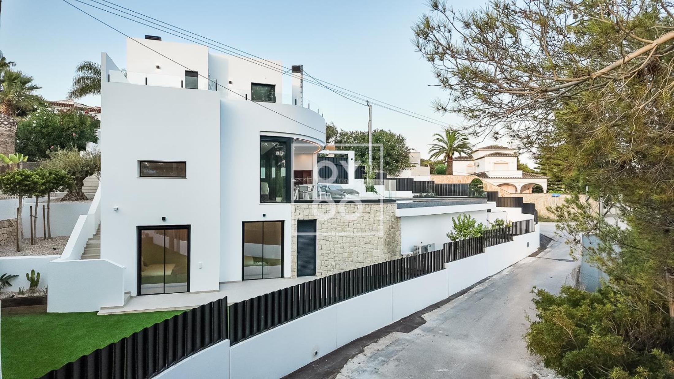 Villa Mar y Monte, saltwater pool, sea and mountain views, by OYOOSTAYS