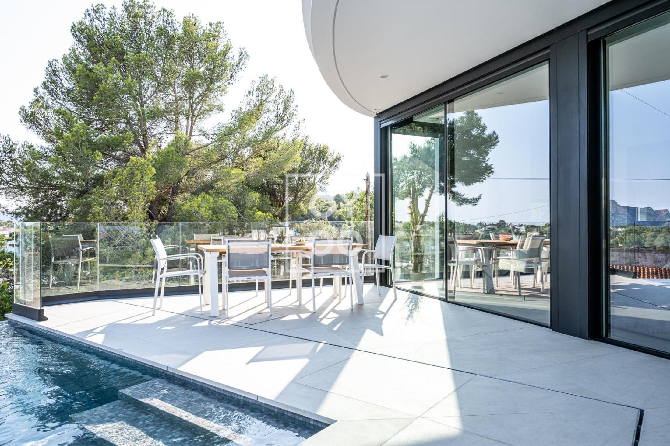 Villa Mar y Monte, saltwater pool, sea and mountain views, by OYOOSTAYS