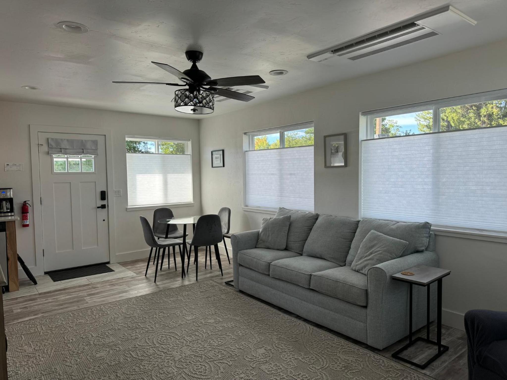 Newer Cozy Guest Cottage with Saltwater Spa!