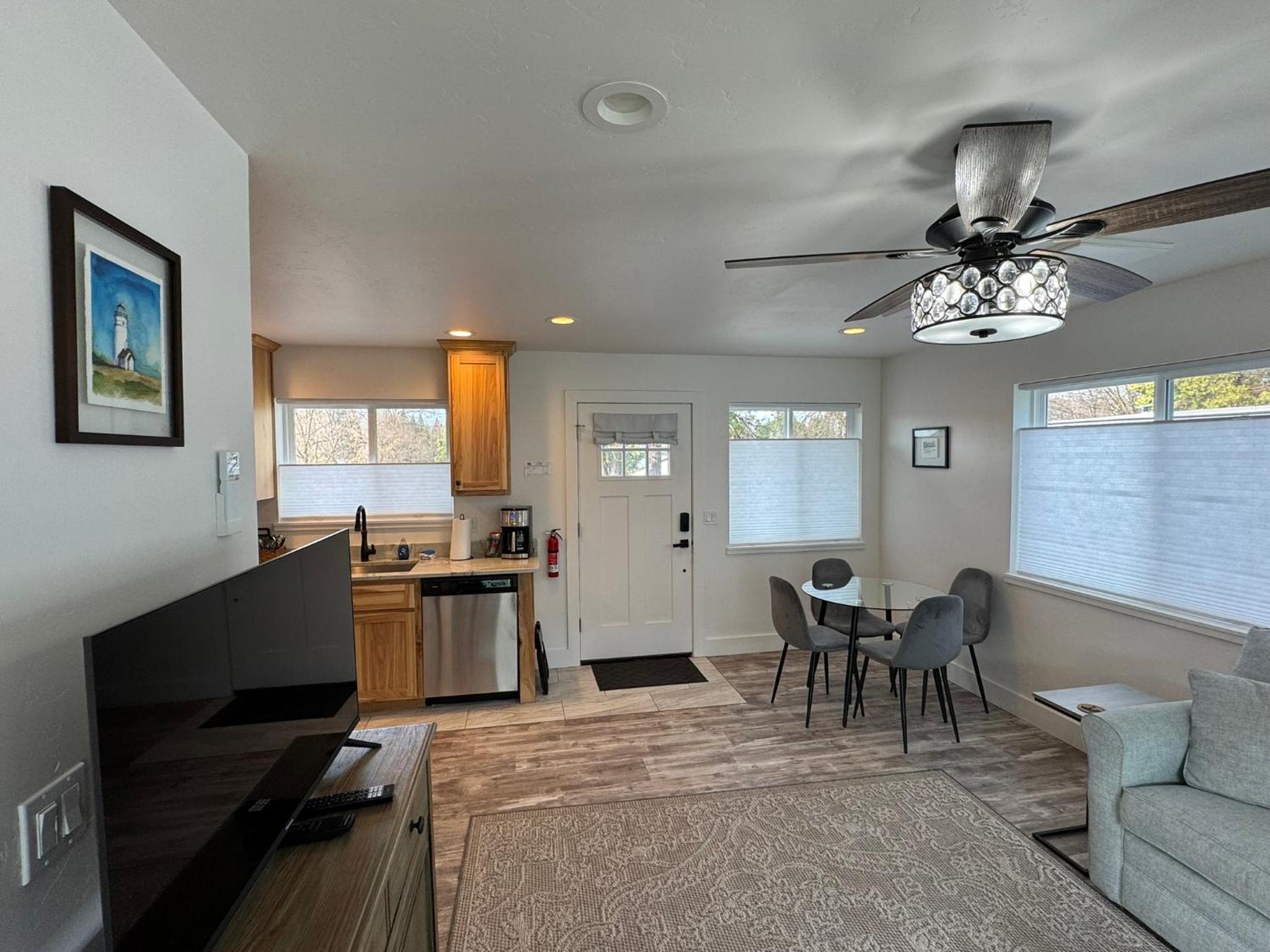 Newer Cozy Guest Cottage with Saltwater Spa!
