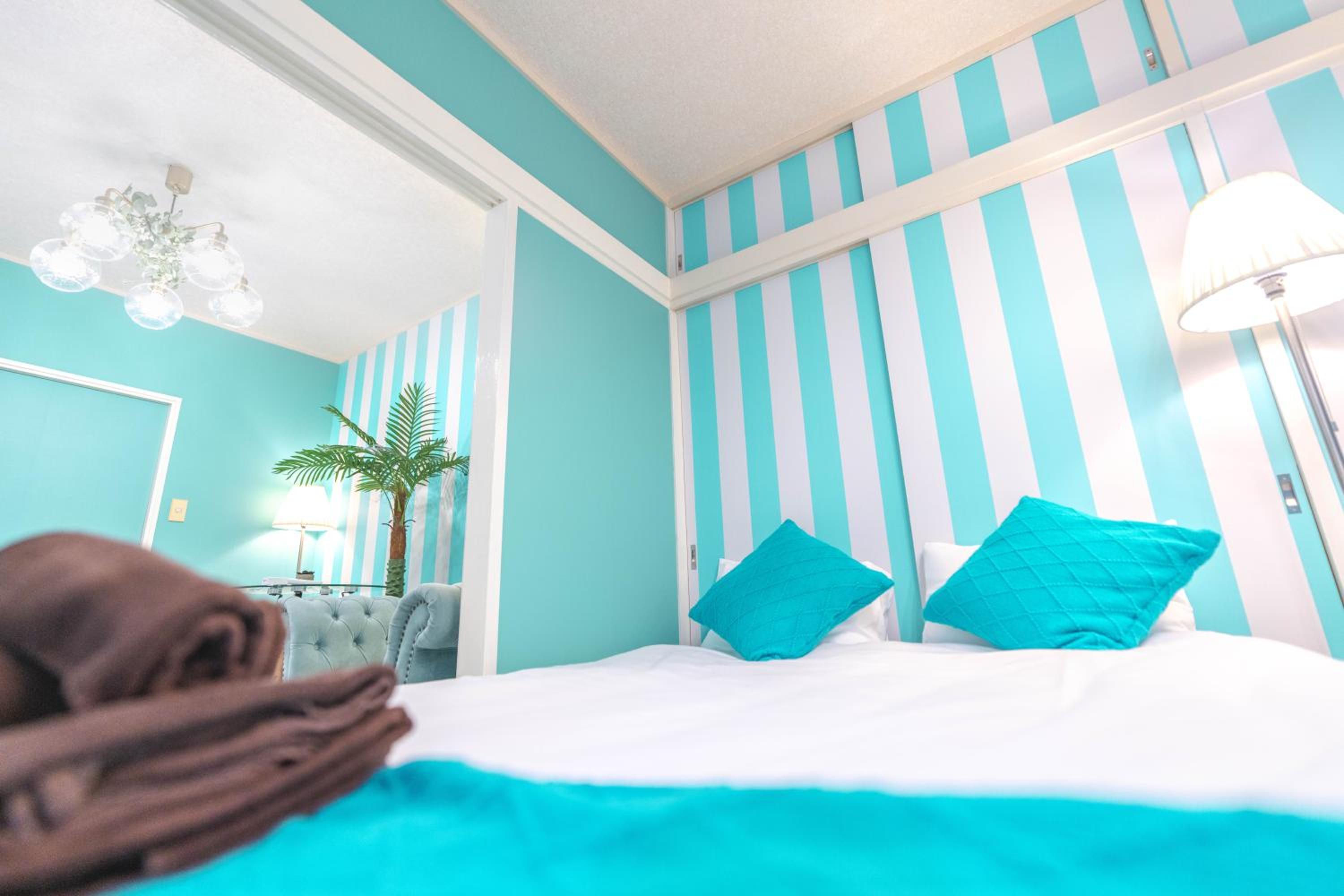 LEON RESORT HOTEL Max 9 people 3 min taxi Ikebukuro Station Tiffany Blue yellow Room 最大9名 池袋