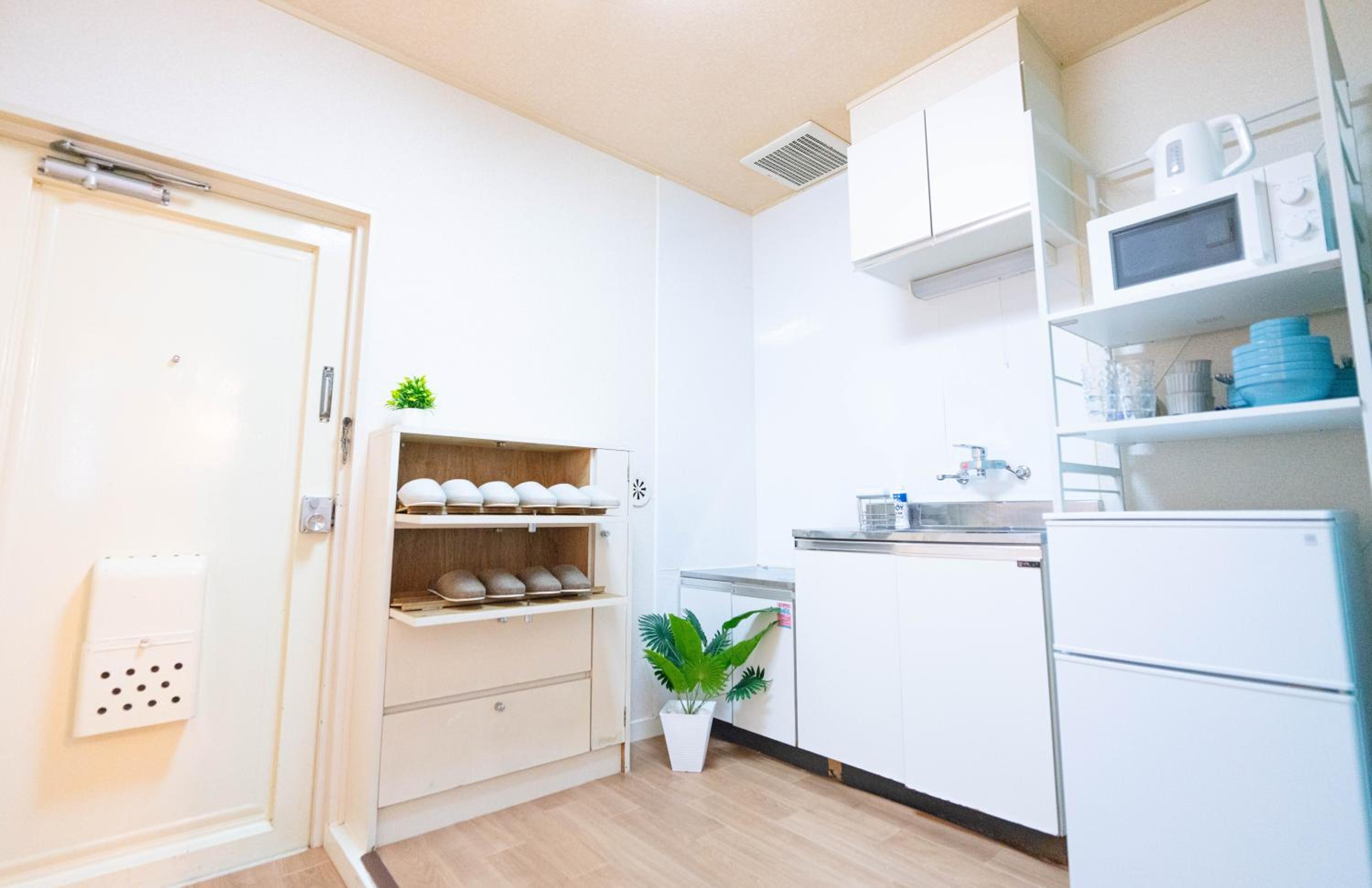 LEON RESORT HOTEL Max 9 people 3 min taxi Ikebukuro Station Tiffany Blue yellow Room 最大9名 池袋