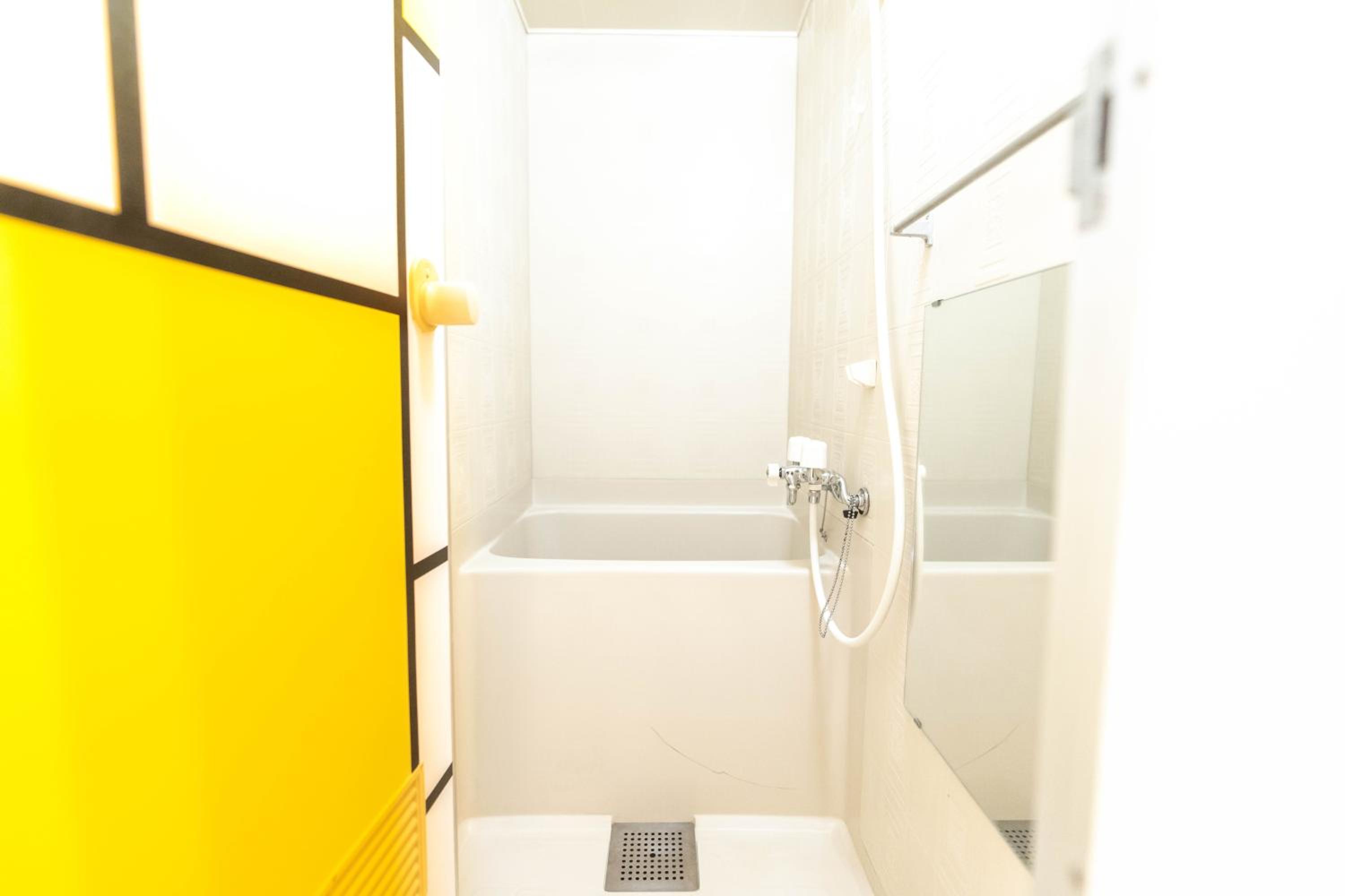 LEON RESORT HOTEL Max 9 people 3 min taxi Ikebukuro Station Tiffany Blue yellow Room 最大9名 池袋